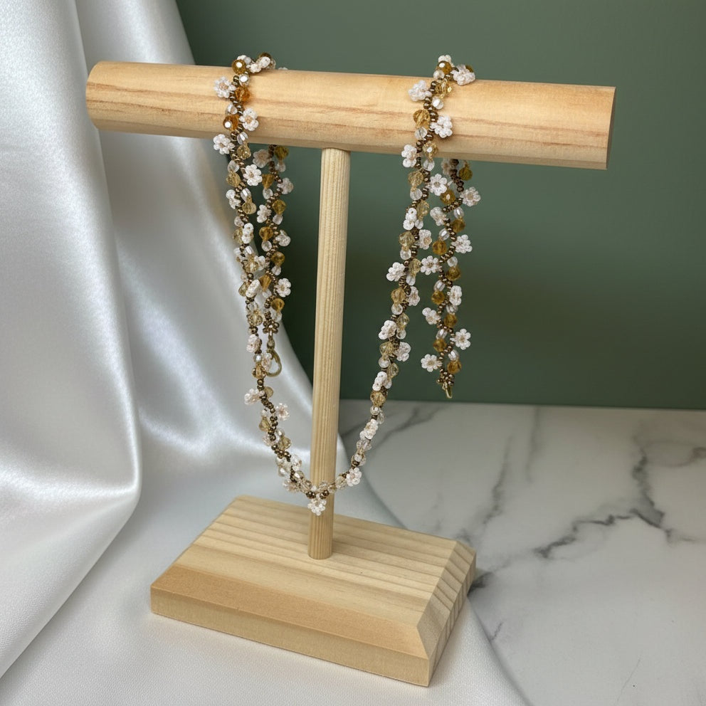 Détail collier Capucine tissage perles artisanal motif floral ÔParis