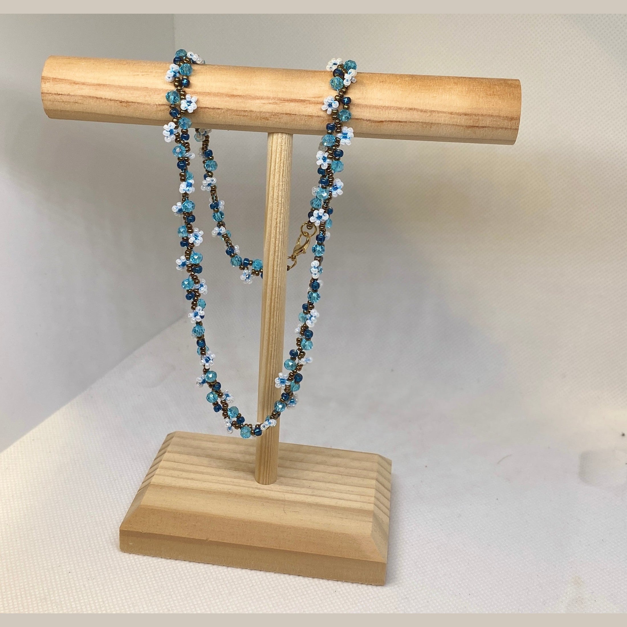 Collier Myosotis porté bijou fait main élégant ÔParis