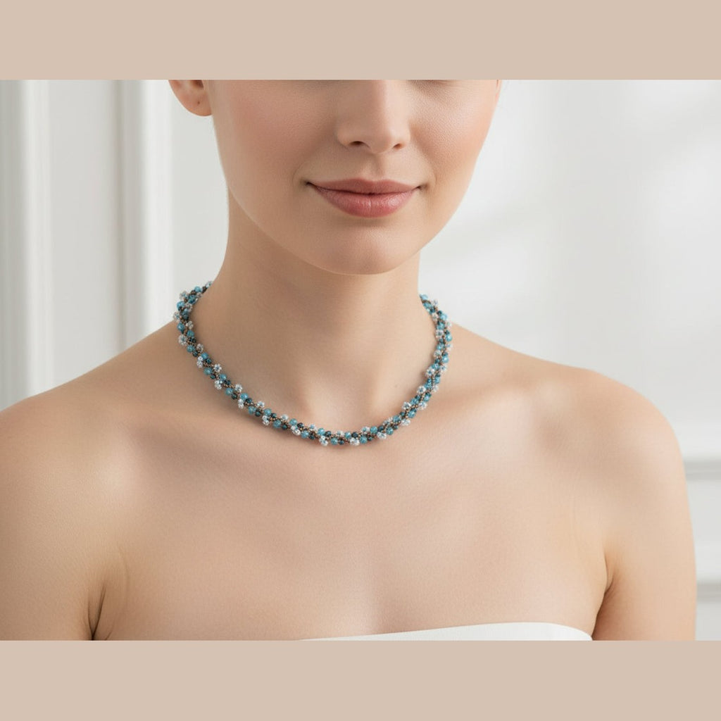 Détail collier Myosotis tissage perles artisanal motif floral ÔParis