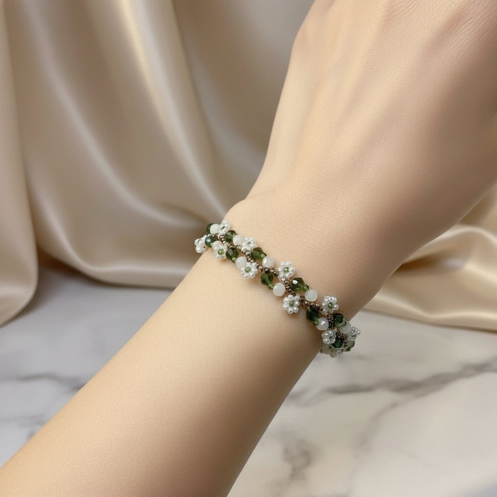 Détail bracelet Clématite tissage perles artisanal motif floral ÔParis