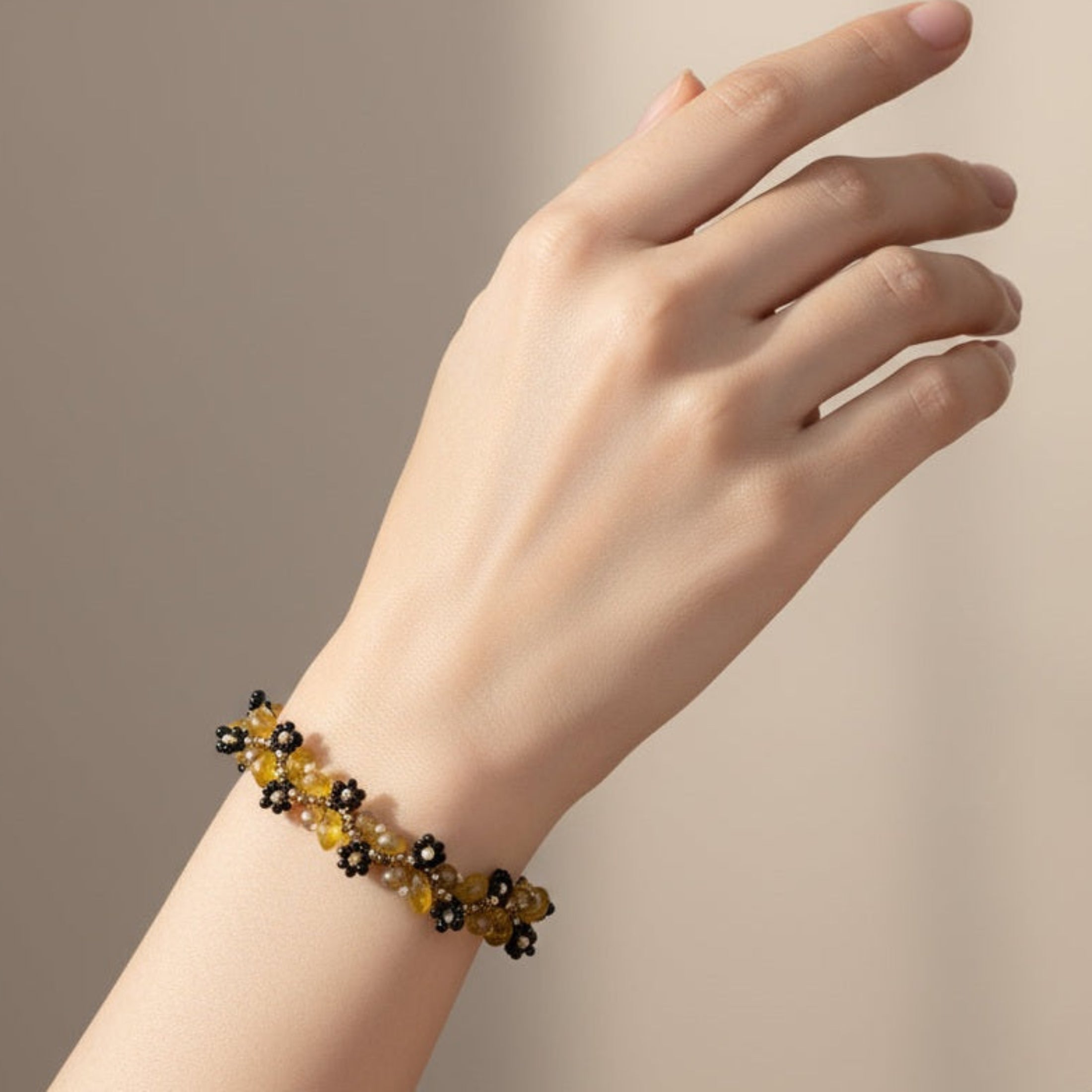 Détail bracelet Rudbeckia tissage perles artisanal motif floral ÔParis
