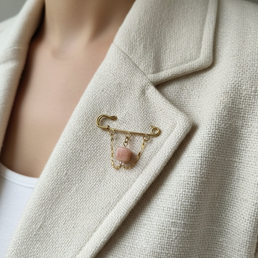 Broche rosée portée sur veste - bijou fait main ÔParis