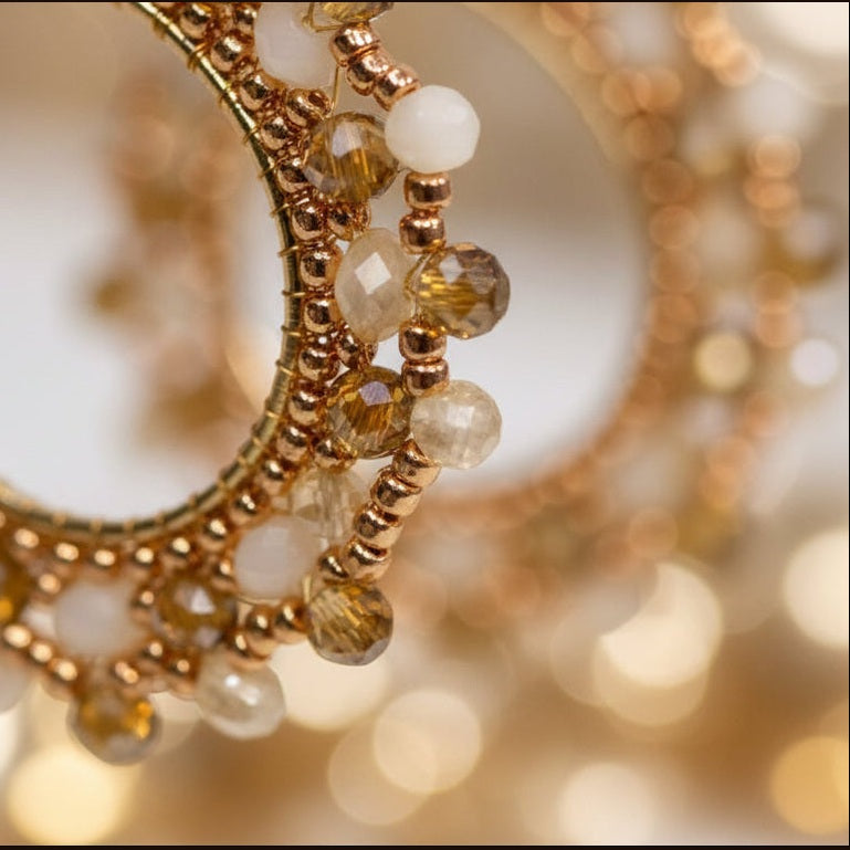 Gros plan perles toupies verre champagne et beige Miyuki dorées créoles Annamay  ÔParis