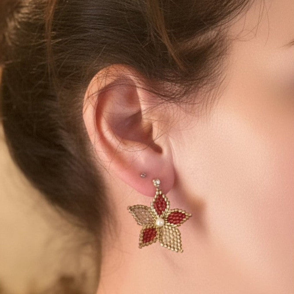 Boucles d'oreilles Dahlia portées bordeaux beige doré Miyuki - bijou artisanal fait main ÔParis