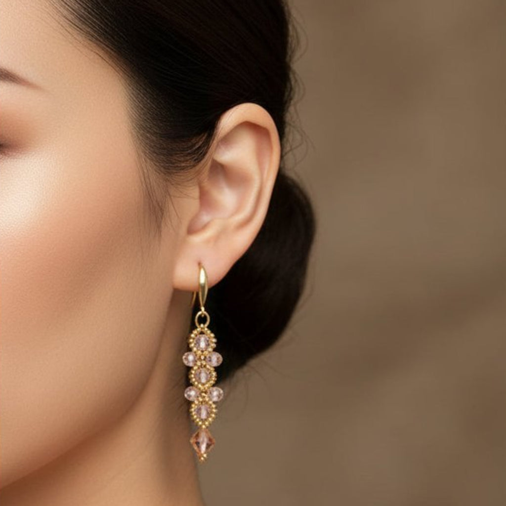 Boucles d'oreilles Sakura portées rose doré Miyuki - bijou artisanal fait main ÔParis