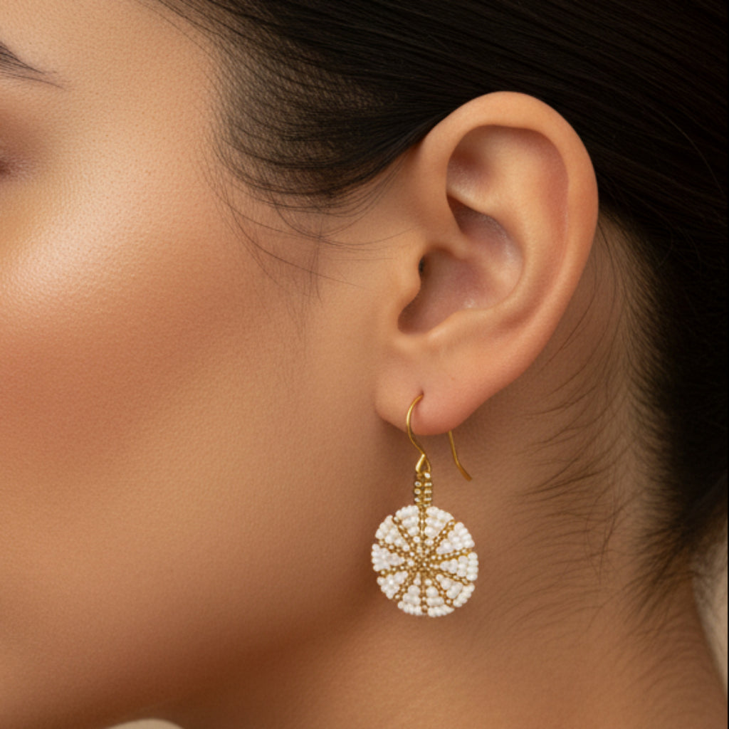 Boucles d'oreilles Rayons Dorés portées - Bijou fait main en perles Miyuki