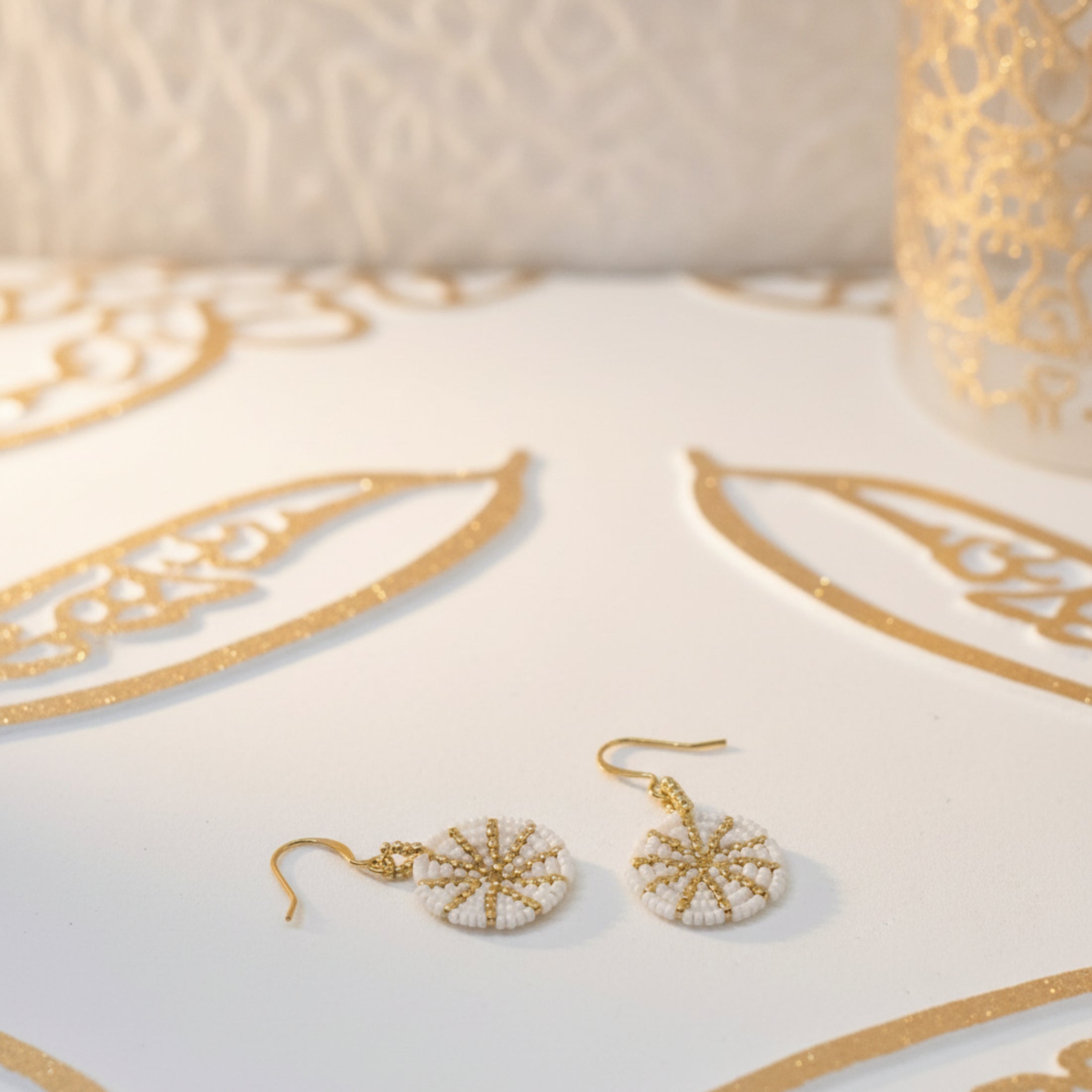 Boucles d'oreilles Rayons Dorés en perles Miyuki blanches et dorées - Détail du tissage artisanal