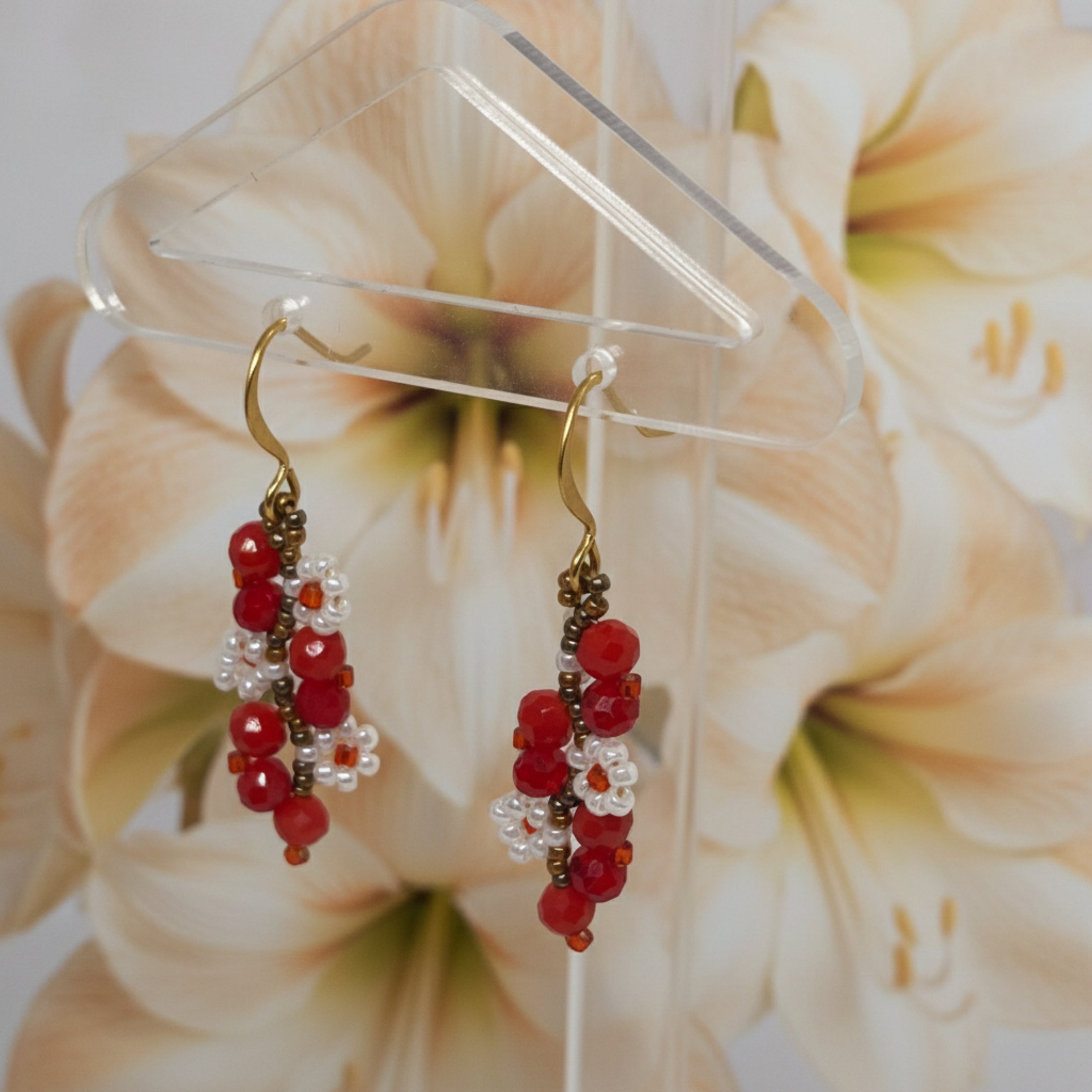 Boucles d'oreilles Amaryllis tissées main - Bijou fait main rouge et blanc