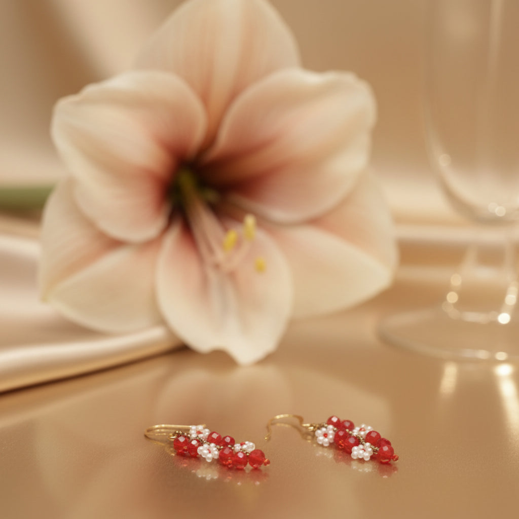 Boucles d'oreilles Amaryllis en perles de verre et Miyuki rouges et blanches - Détail du tissage artisanal
