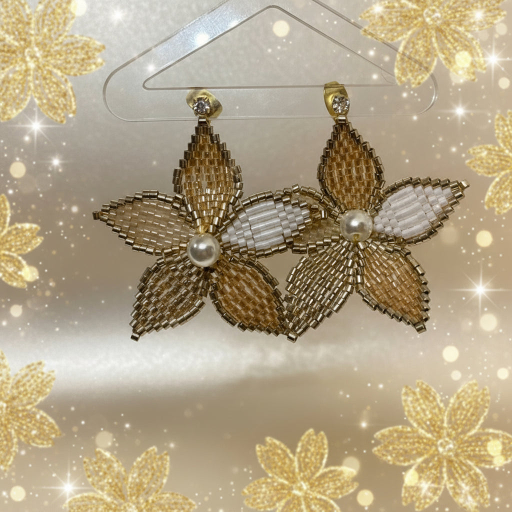 Boucles d'oreilles Étoile brillante en perles Miyuki beige, blanc et champagne - Détail du tissage artisanal