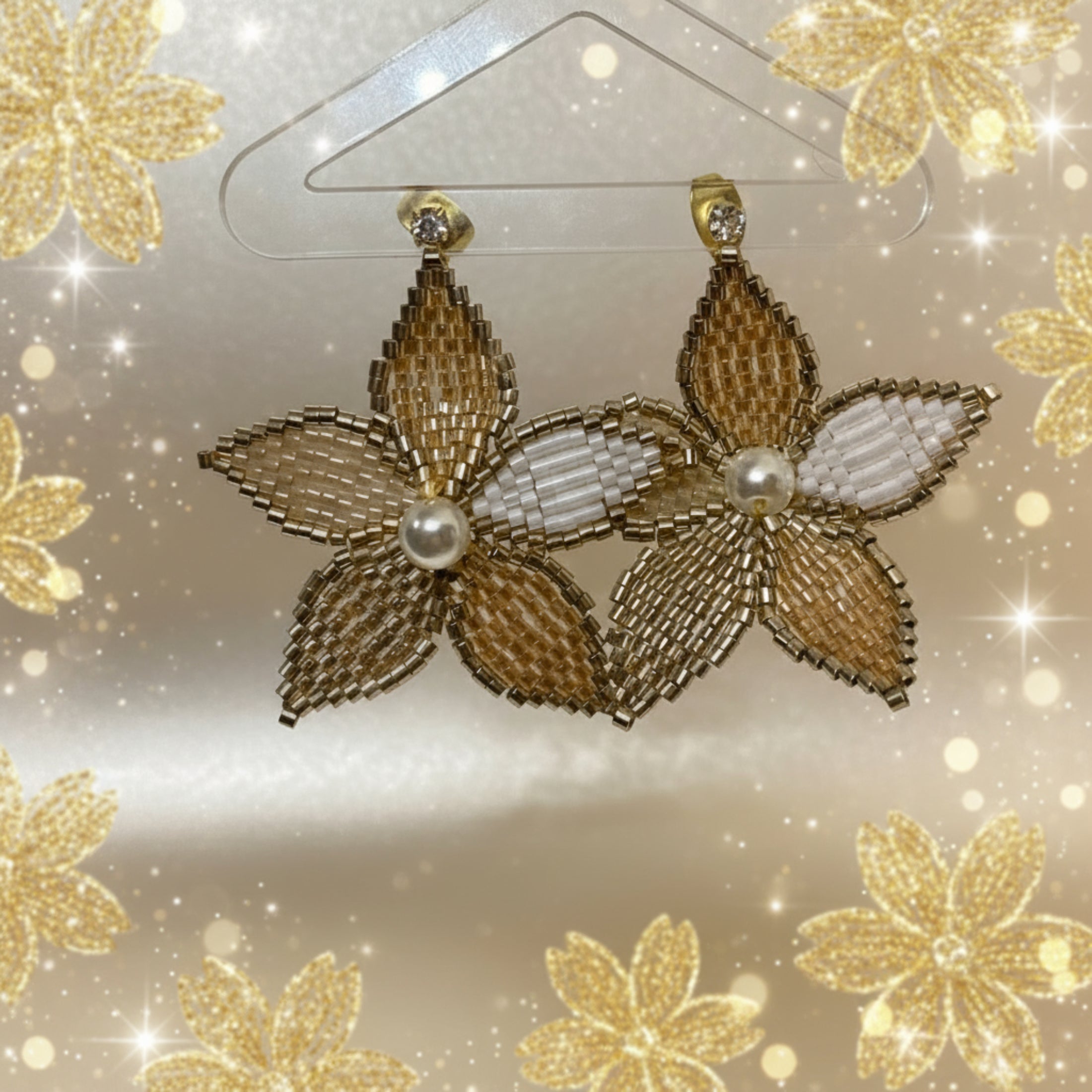 Boucles d'oreilles Étoile brillante en perles Miyuki beige, blanc et champagne - Détail du tissage artisanal