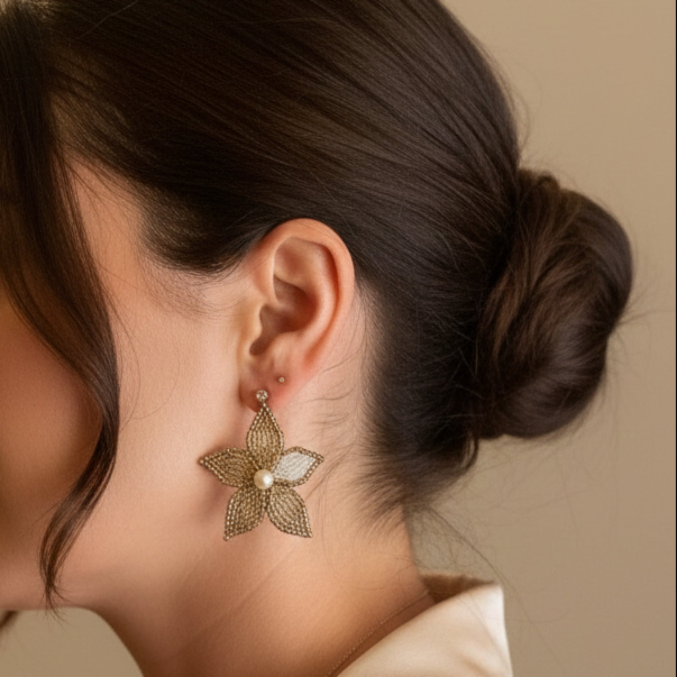 Boucles d'oreilles Étoile brillante portées - Bijou artisanal en perles Miyuki