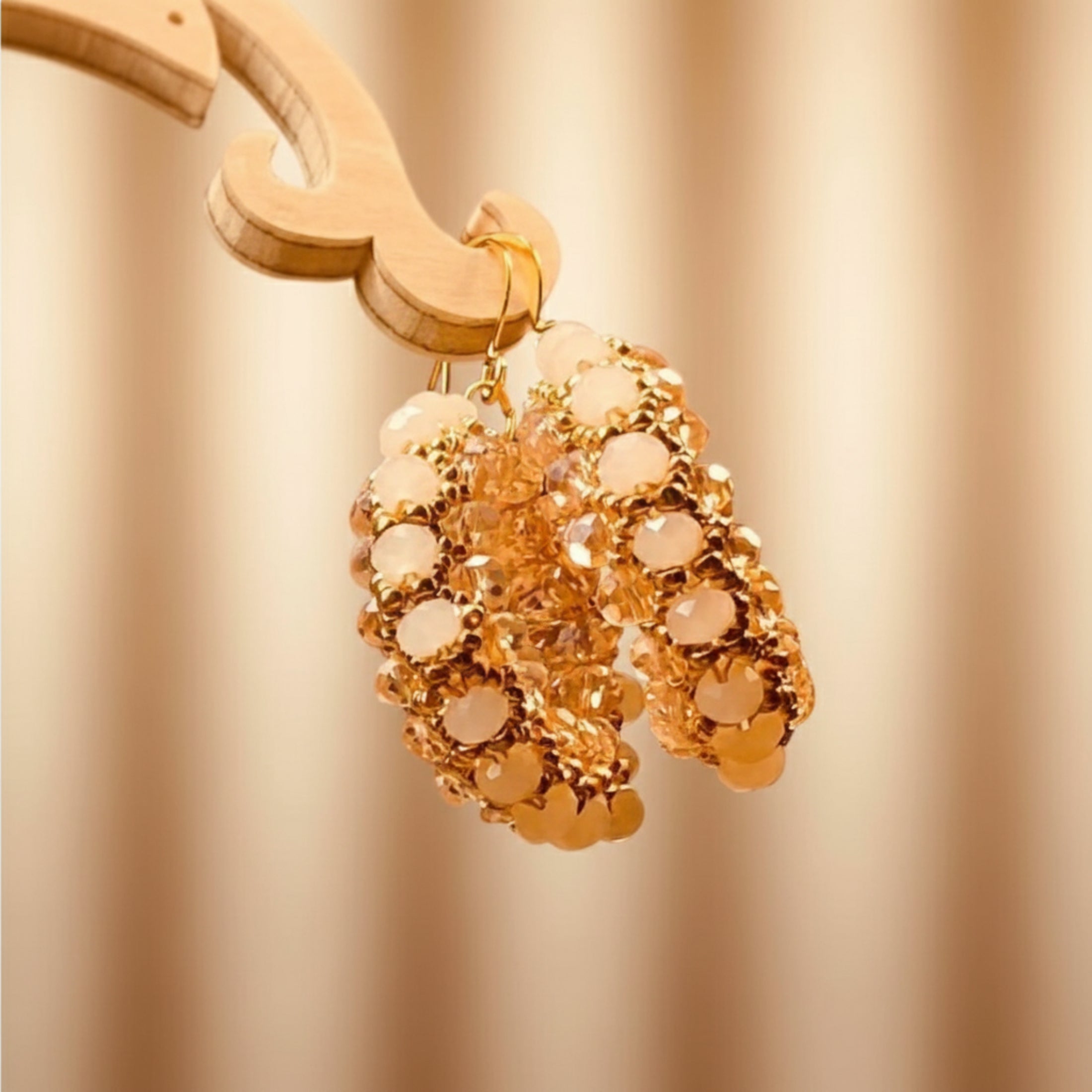 Boucles d'oreilles Perles de rose tissées main - Bijou fait main cercle rose et doré