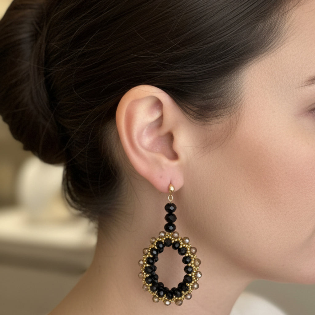 Boucles d'oreilles Éclat de Minuit portées - Bijou artisanal noir et doré pour soirée