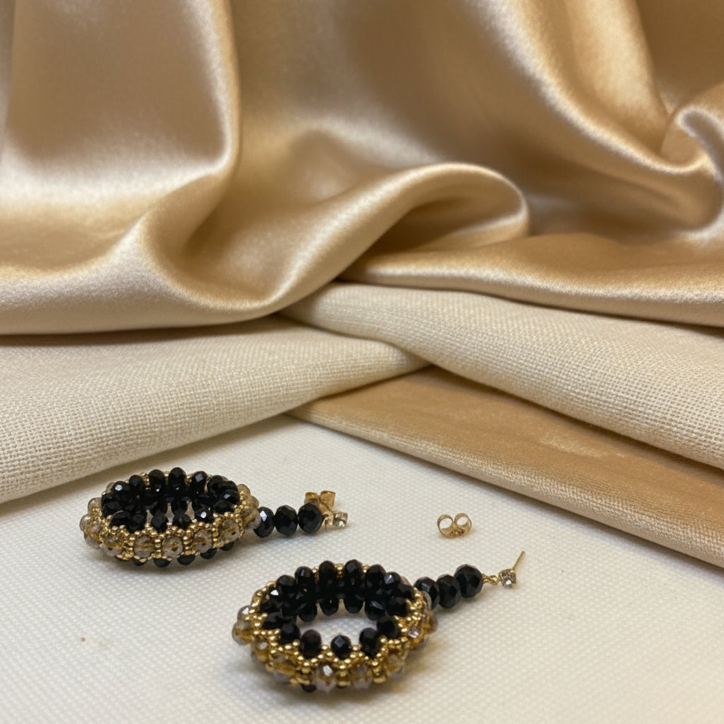 Boucles d'oreilles Éclat de Minuit en perles Miyuki dorées et verre noir fumé - Détail du tissage artisanal