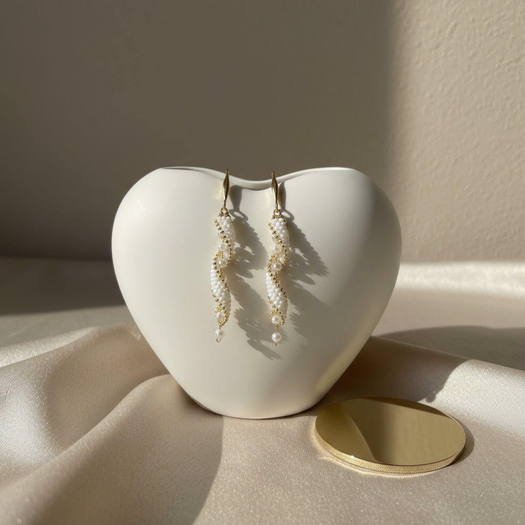 Boucles d'oreilles Enlacées en perles Miyuki blanches et dorées avec chaîne de perles - Détail du tissage artisanal