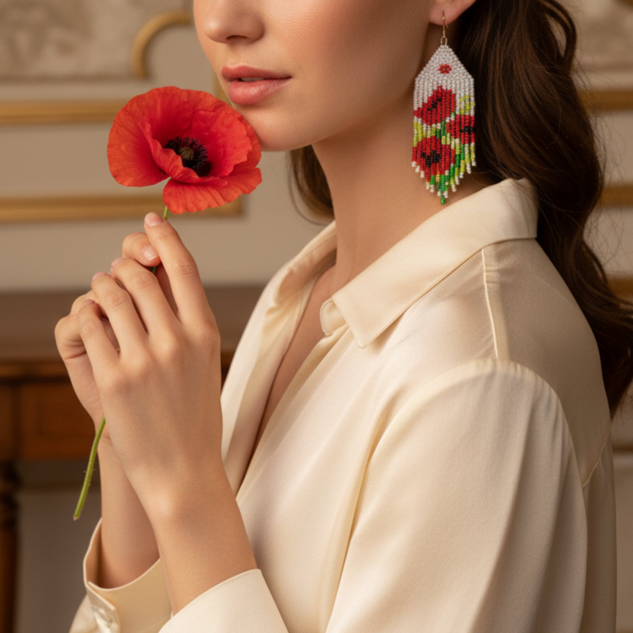 Boucles d'oreilles Coquelicots portées - Bijou artisanal tissé main en perles Miyuki