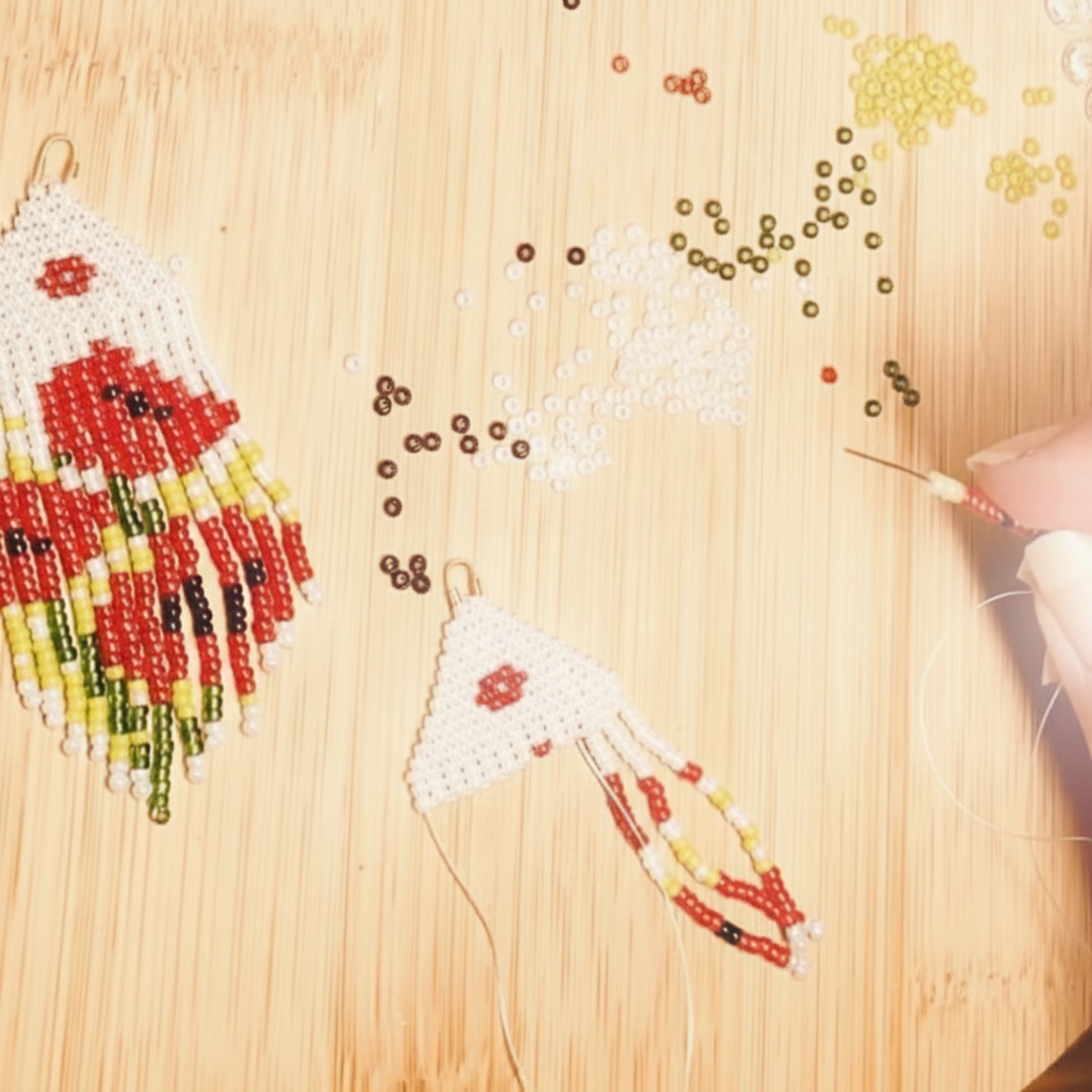 Boucles d'oreilles Coquelicots - Détail du tissage artisanal en perles rocailles Miyuki