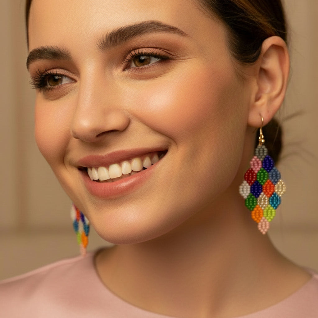 Boucles d'oreilles Harlequin portées - Bijou artisanal coloré en perles Miyuki