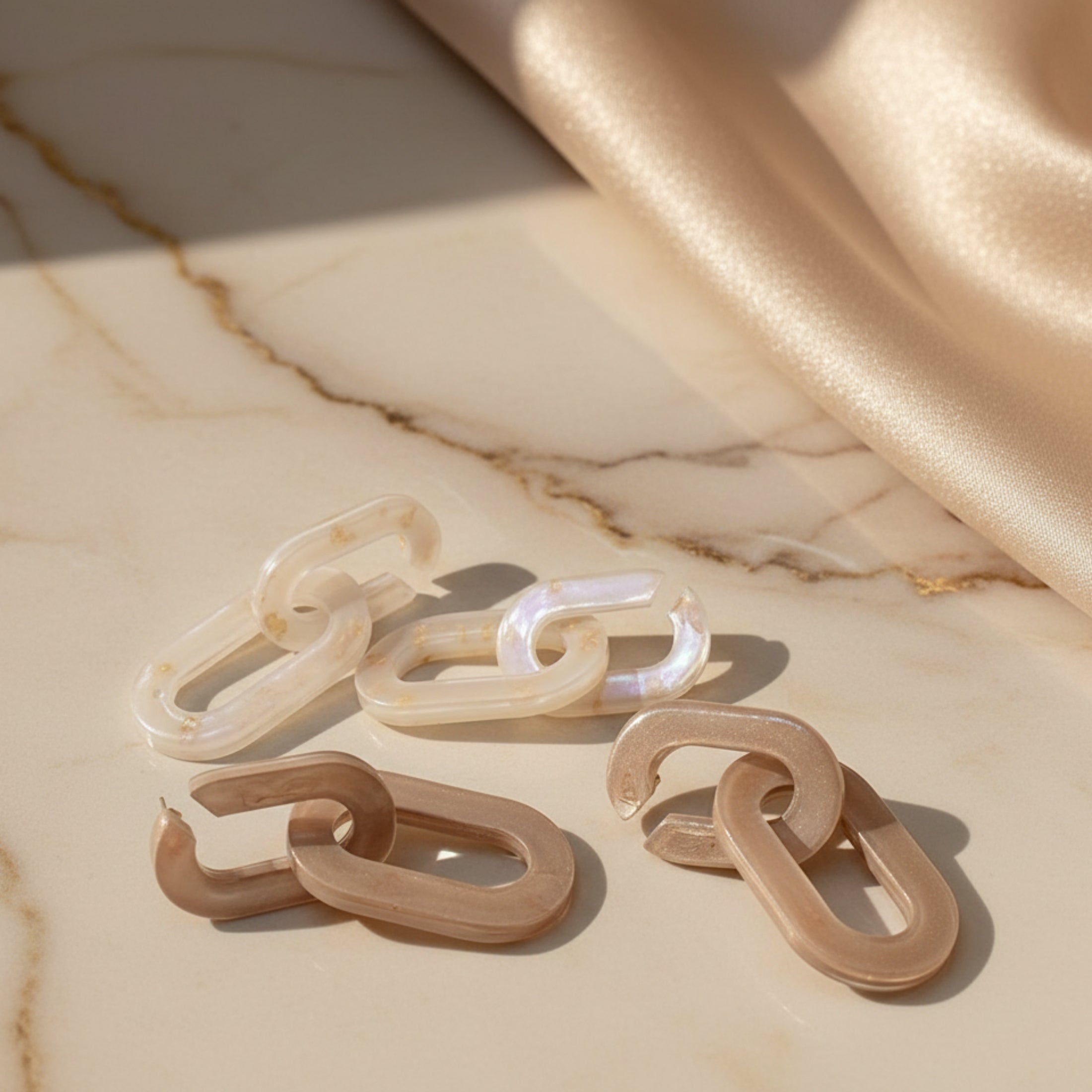 Boucles d'oreilles Les Entrelacées en résine UV blanc et rose-mauve, maillons rectangulaires enlacés, fait main