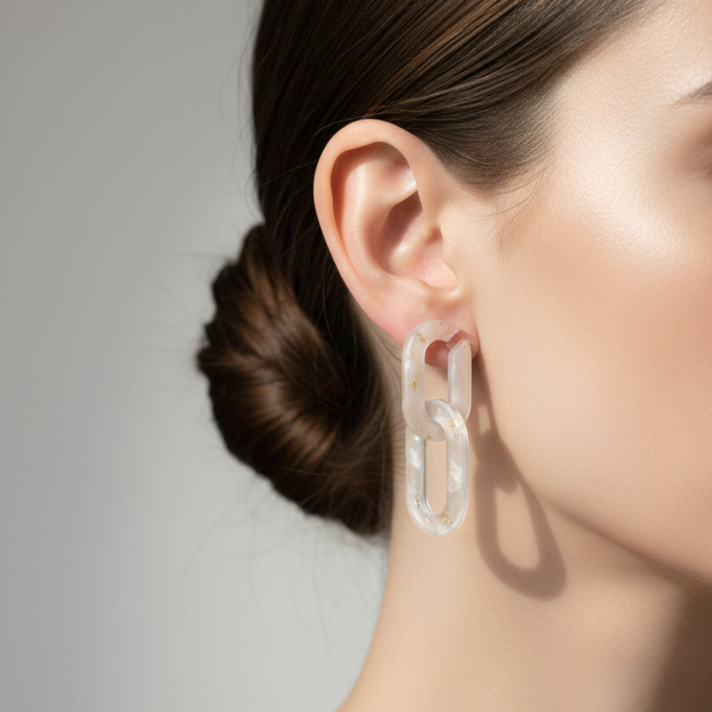 Boucles d'oreilles Les Entrelacées blanches portées, maillons en résine UV, style moderne et élégant