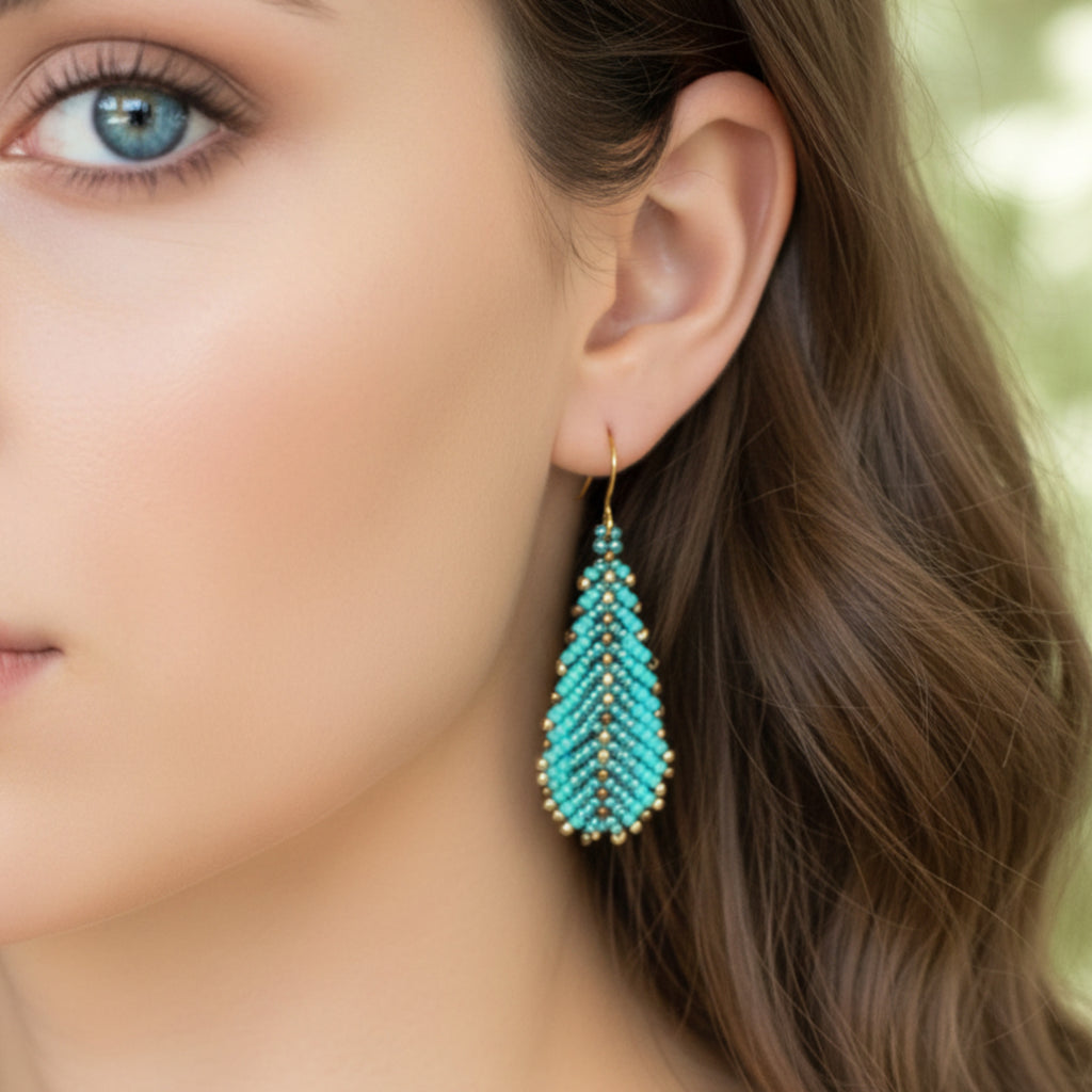 Boucles d'oreilles Les Feuillettes portées, perles Miyuki forme feuille, crochets acier inoxydable, style naturel