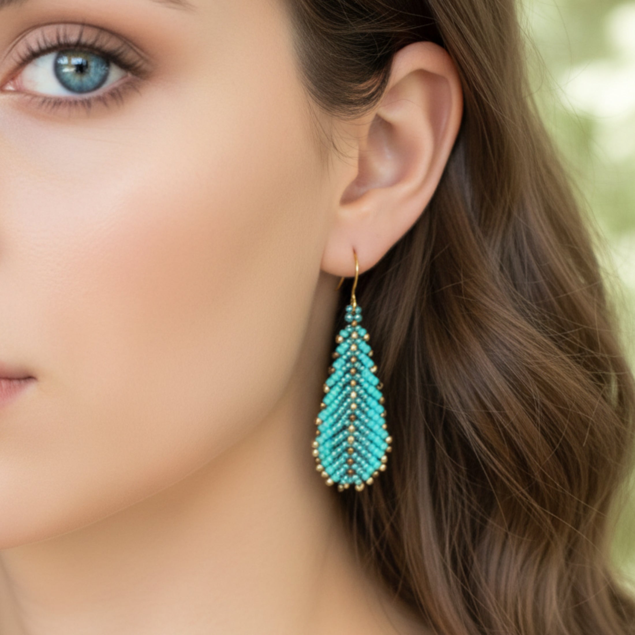 Boucles d'oreilles Les Feuillettes portées, perles Miyuki forme feuille, crochets acier inoxydable, style naturel