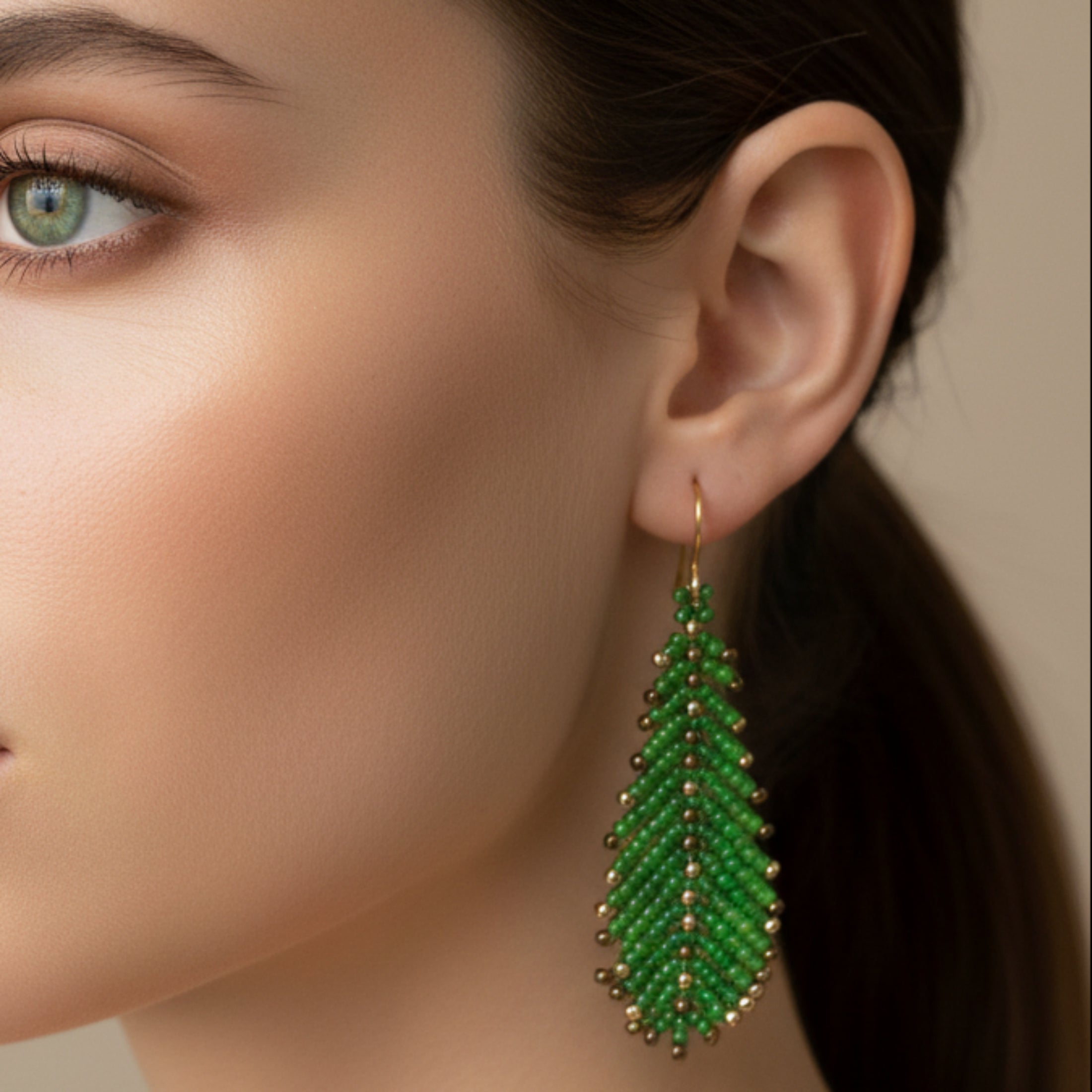 Boucles d'oreilles Les Feuillettes portées, perles Miyuki design feuille, légères et élégantes, fait main