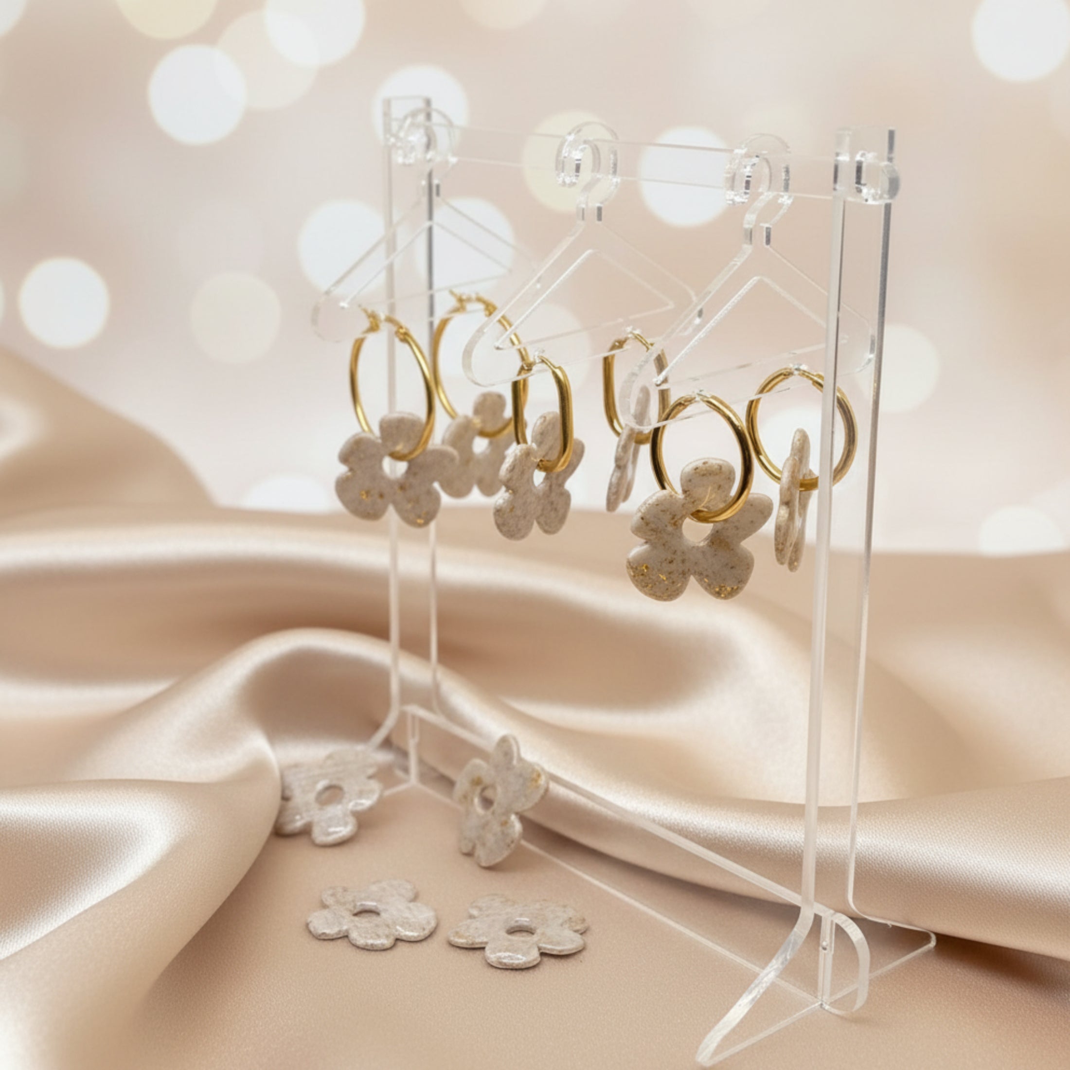 Pampilles Marina avec anneaux créoles, fleur pâte polymère blanc gris beige doré, assemblage
