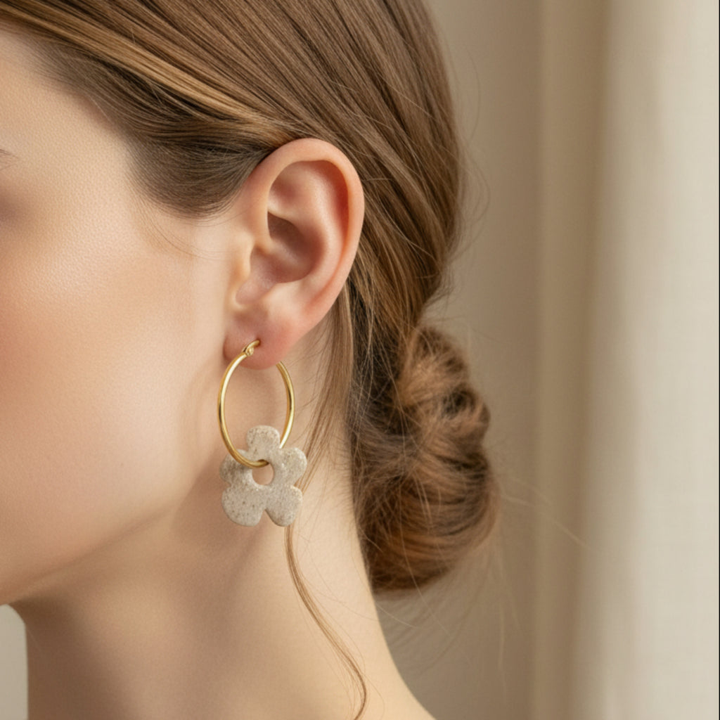 Pampilles Marina portées avec créoles, fleur fait main pâte polymère résine UV, look naturel
