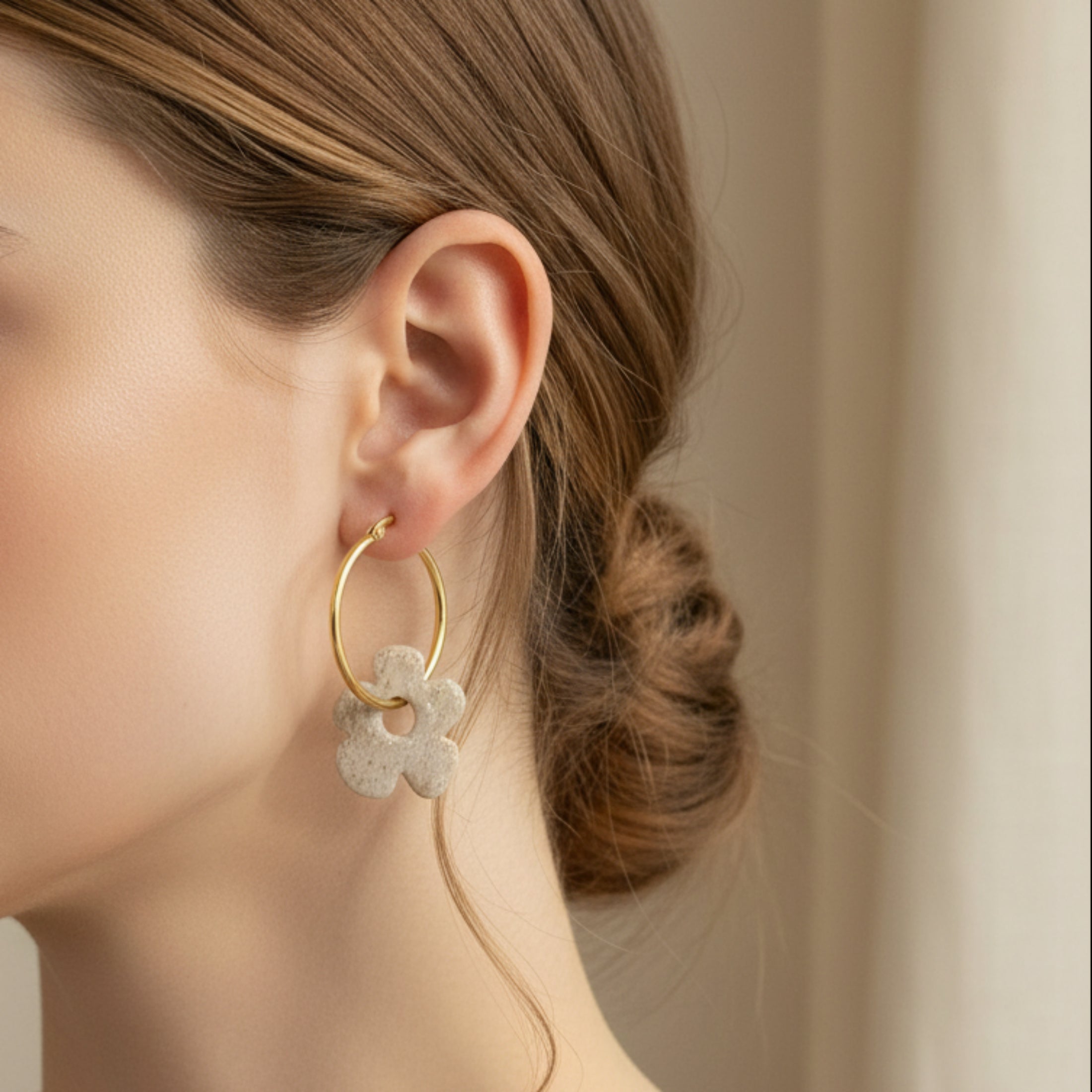 Pampilles Marina portées avec créoles, fleur fait main pâte polymère résine UV, look naturel
