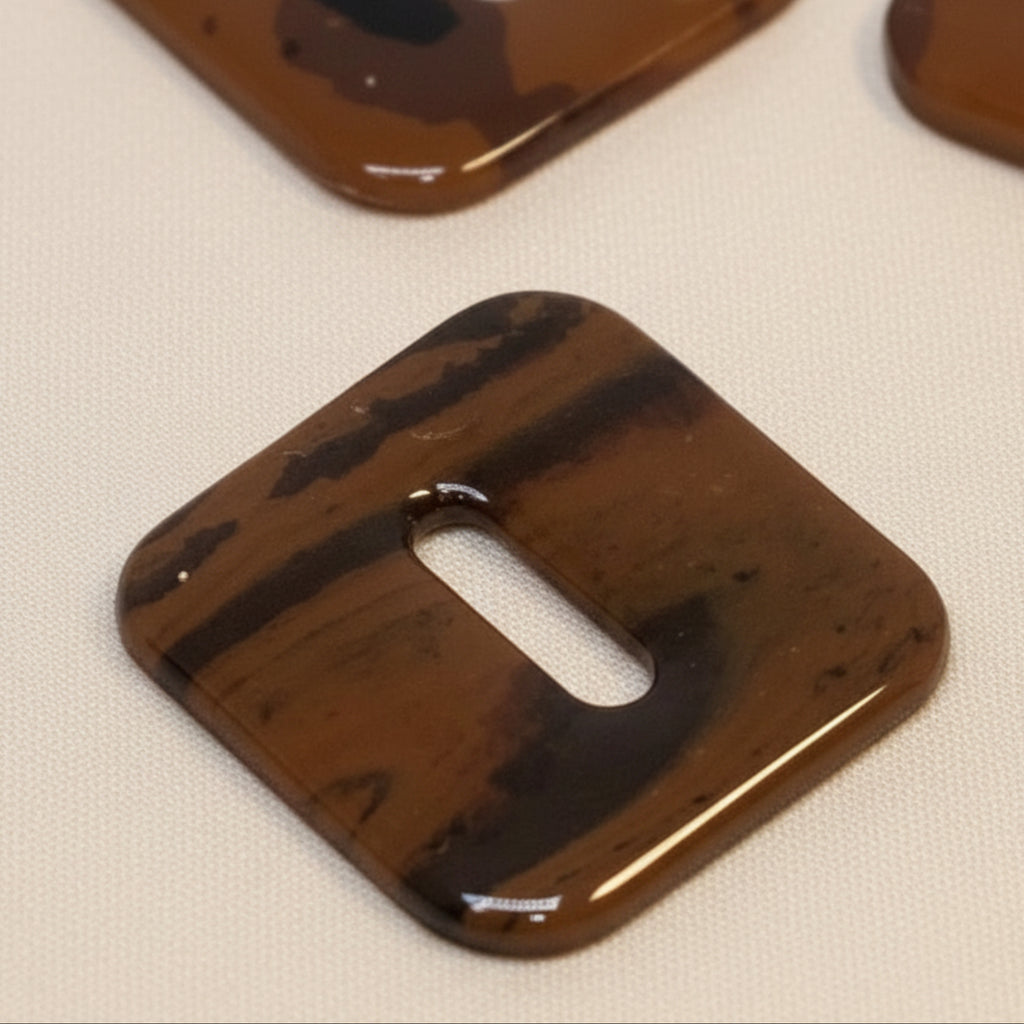 Détail pampille carrée ChocoChic 3cm - Résine UV finition chocolat brillante avec touches dorées
