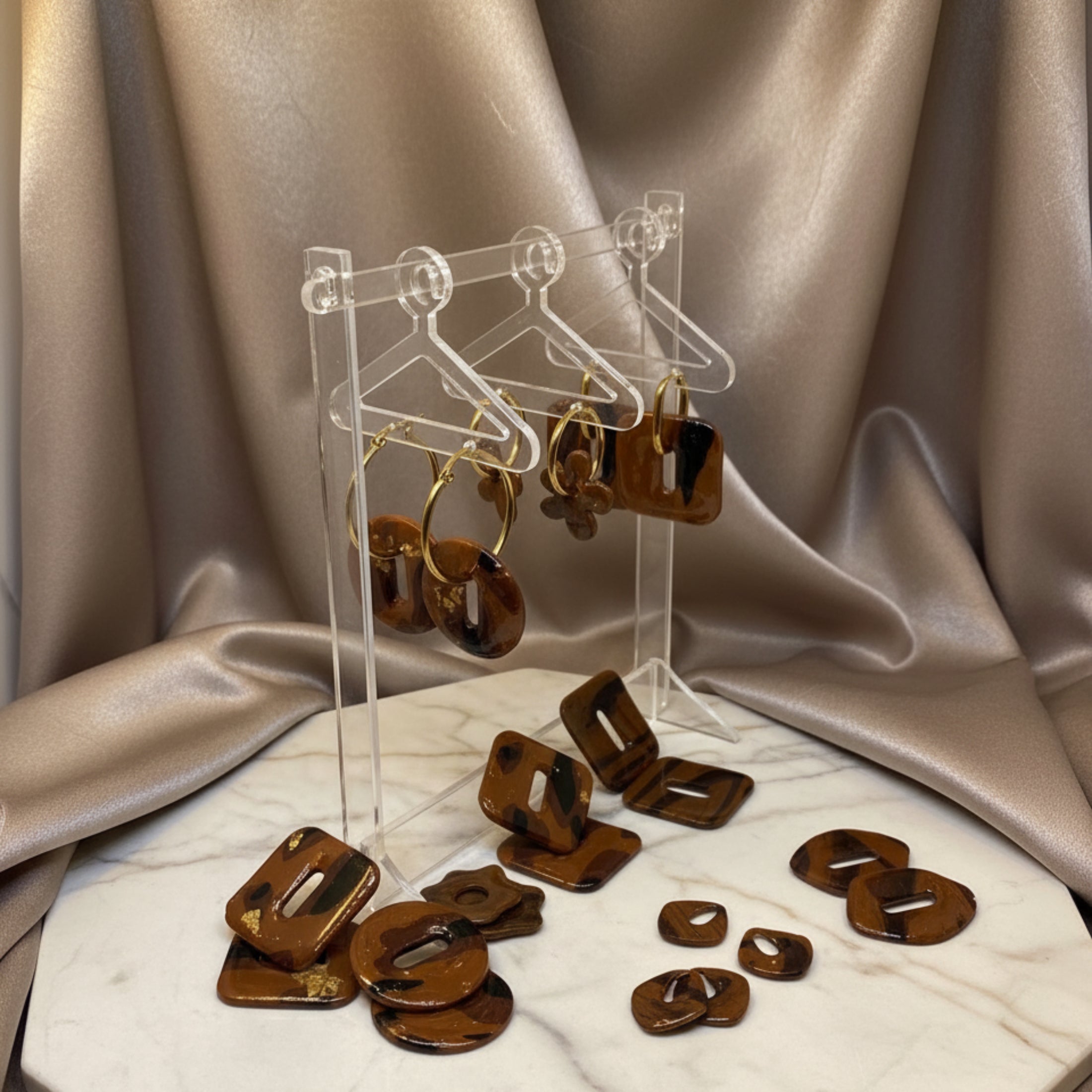 Pampilles ChocoChic faites main - Formes variées carrés, rondes, fleurs et losanges en résine UV chocolat brillant
