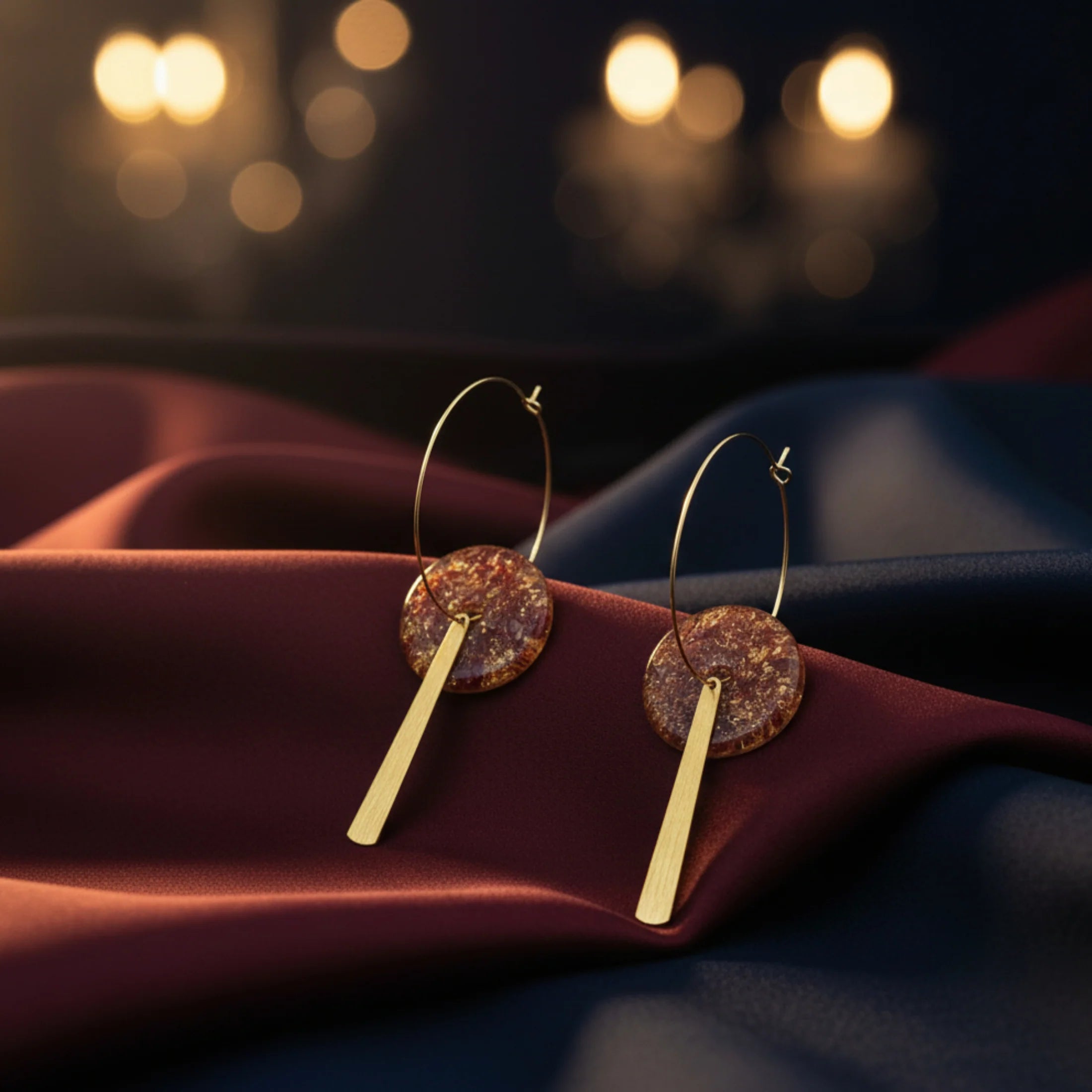 Boucles d'oreilles glamour doré créoles acier inoxydable avec rond résine UV rouge et or fait main et breloque dorée
