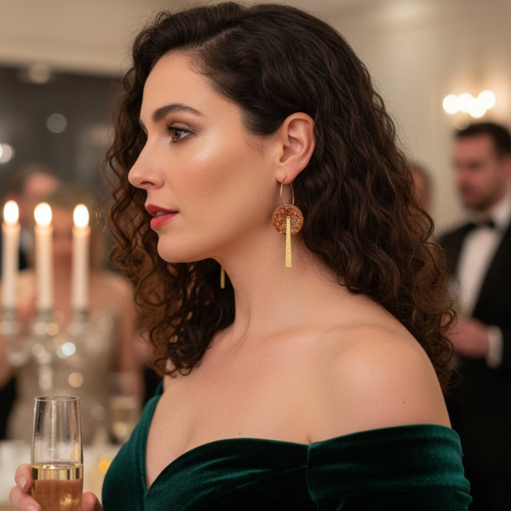 Boucles d'oreilles glamour doré portées - créoles rouge et or fait main avec breloque dorée élégante
