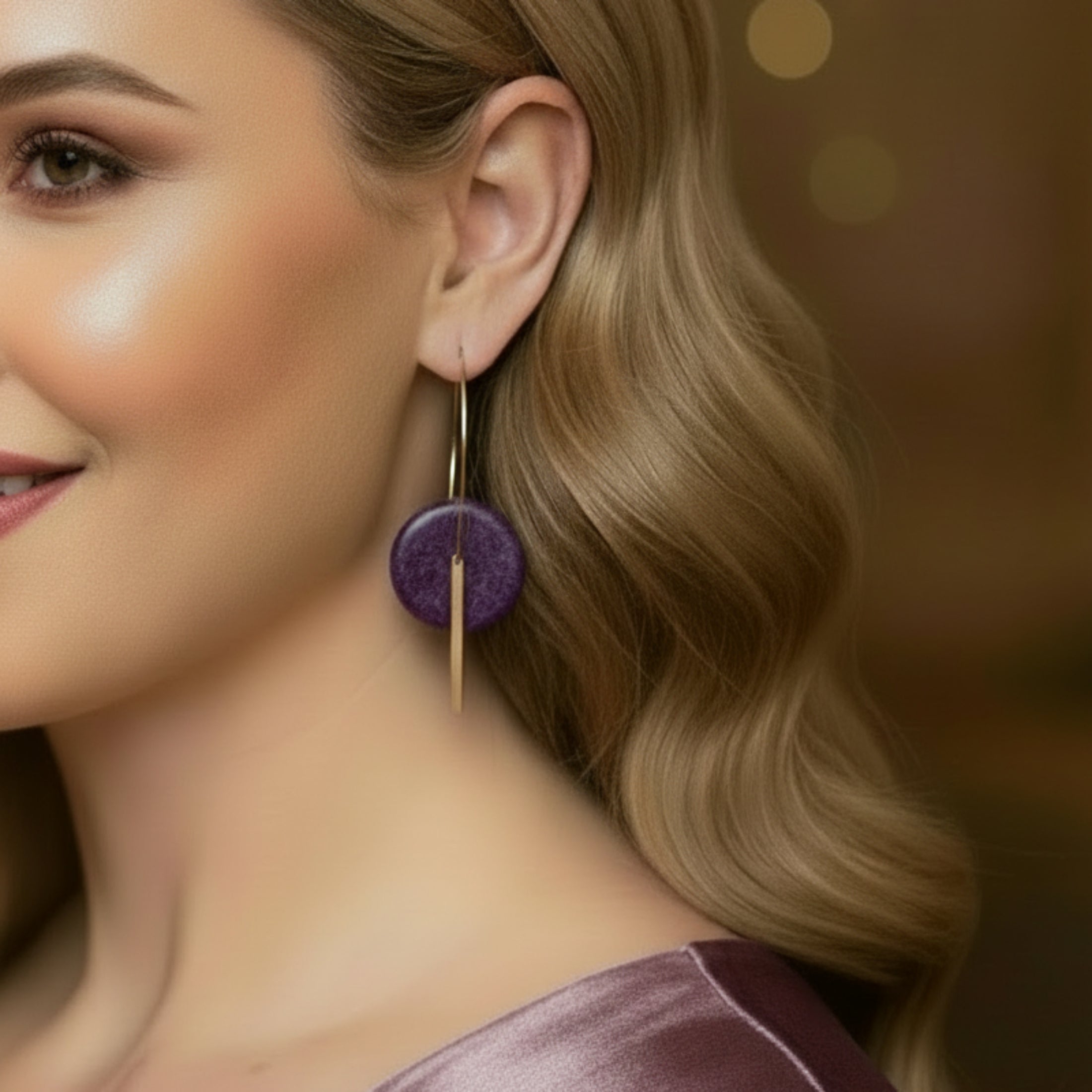 Boucles d'oreilles divinement mauve portées - créoles plaqué or avec rond résine UV mauve pailleté et bâton doré
