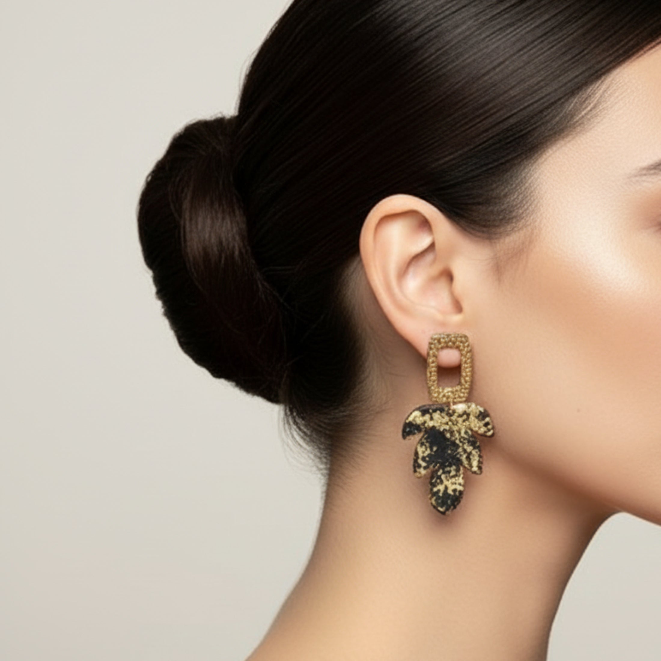 Boucles d'oreilles Feuilles Précieuses portées - feuilles noir et doré en pâte polymère et résine UV fait main avec attaches acier inoxydable
