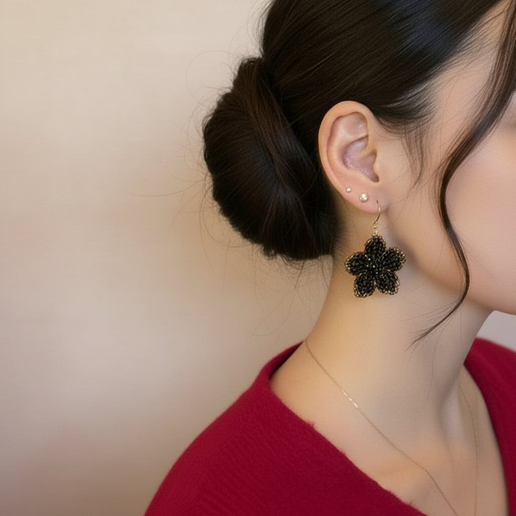 Boucles Edelweiss Noires portées - Boucles d'oreilles fleur Miyuki fait main
