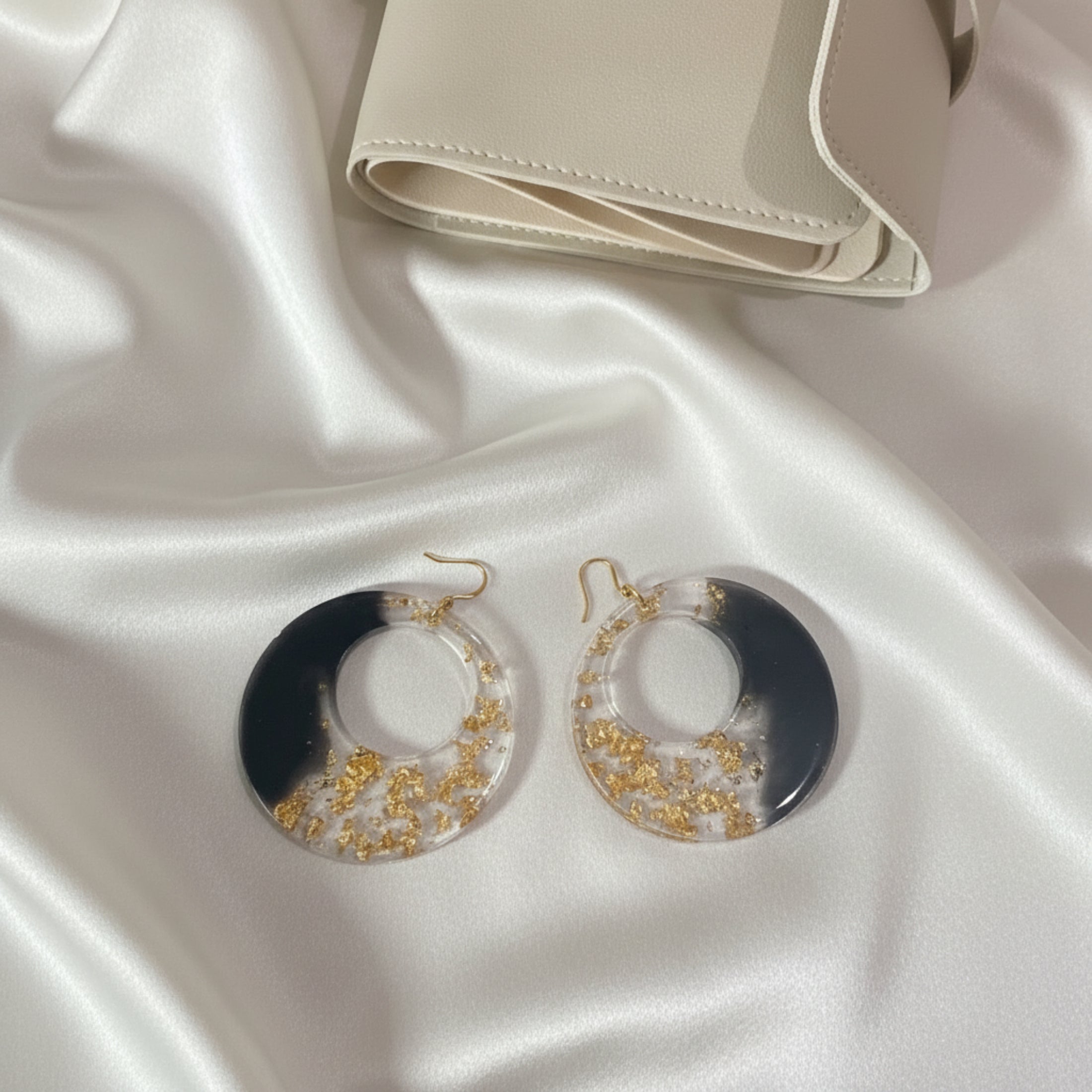 Boucles d'oreilles créoles audacieuses ÔParis en résine UV noir transparent avec imitation feuilles d'or, acier inoxydable doré, 7,5 cm
