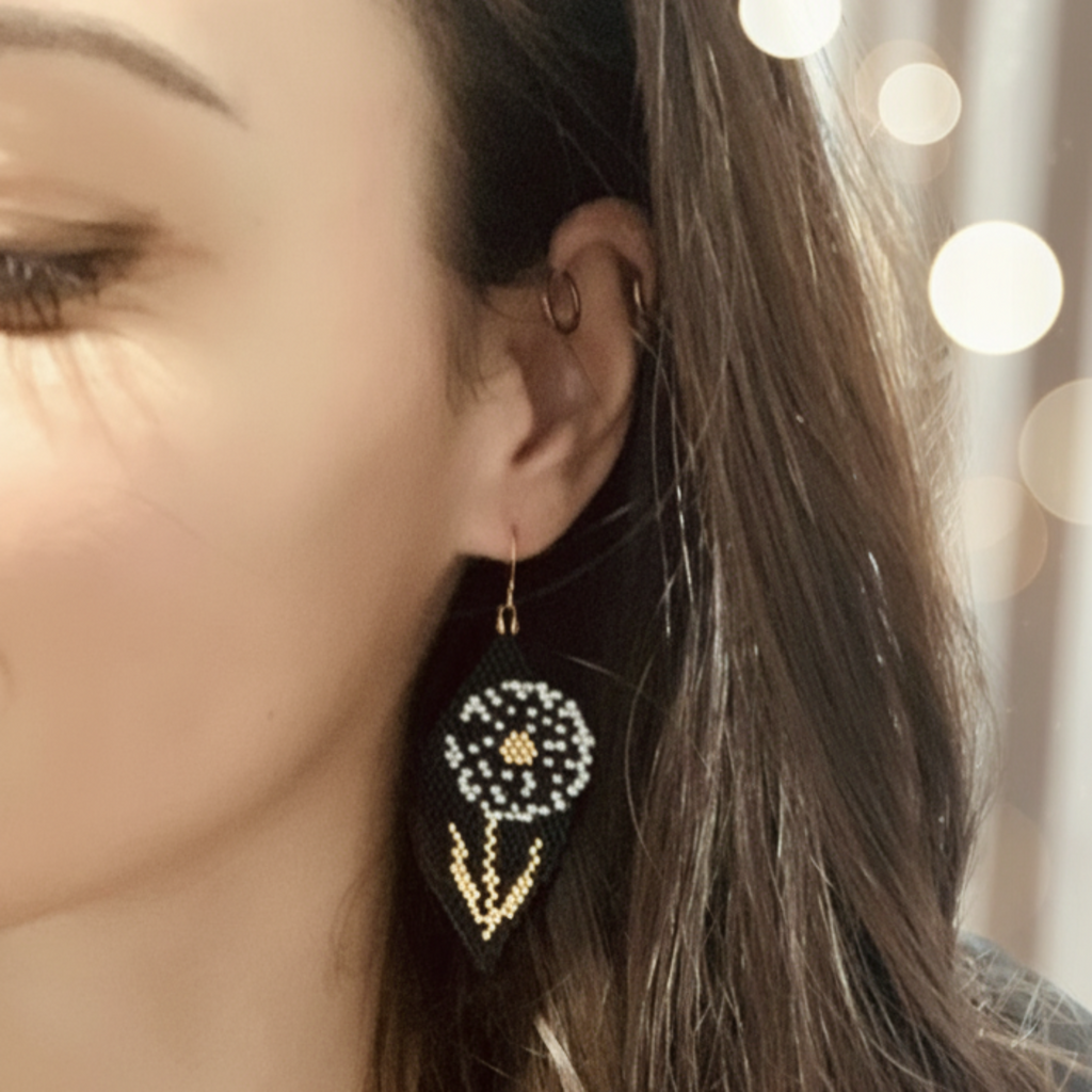 Femme portant les boucles d'oreilles Souffle Léger ÔParis, bijou fait main délicat en perles Miyuki
