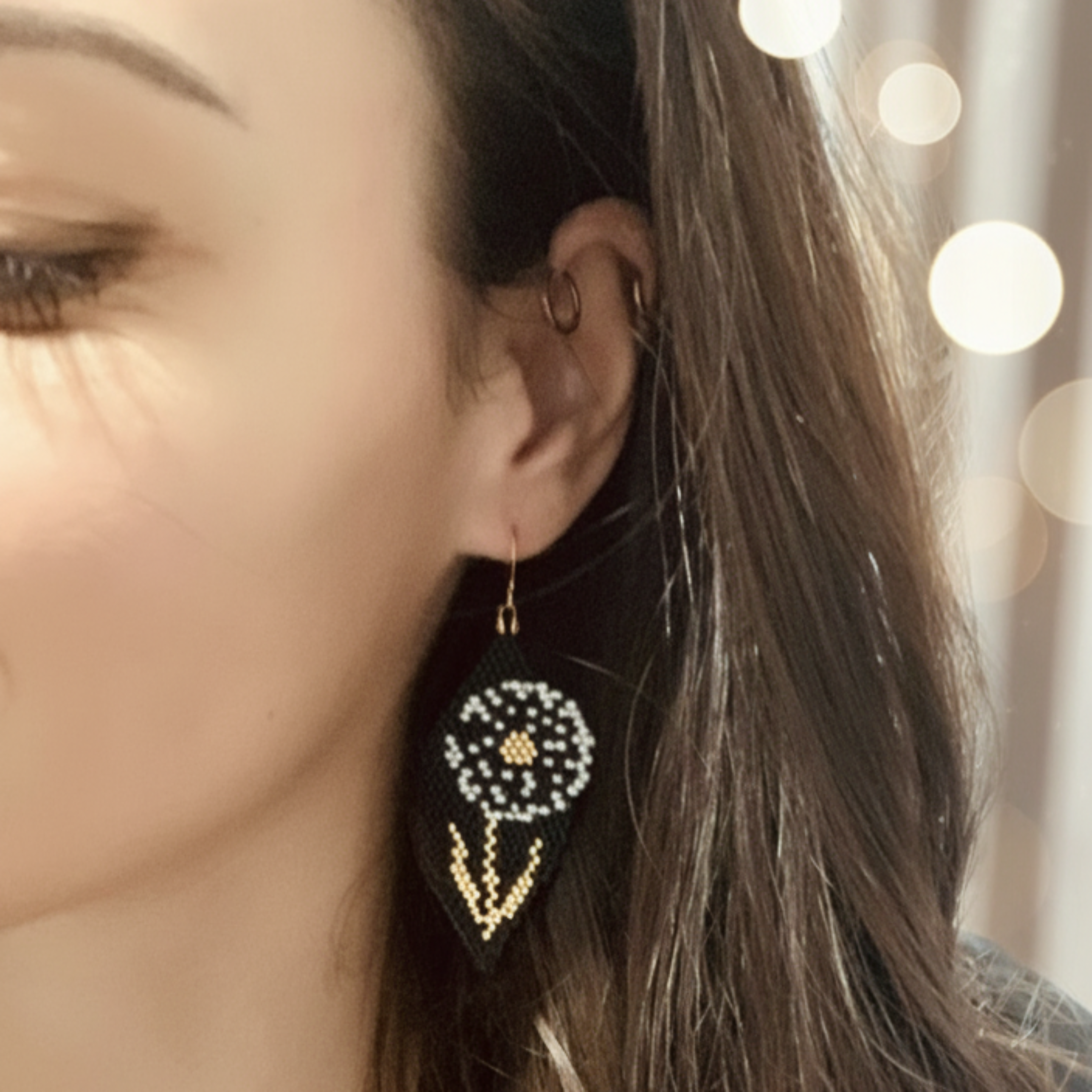 Femme portant les boucles d'oreilles Souffle Léger ÔParis, bijou fait main délicat en perles Miyuki
