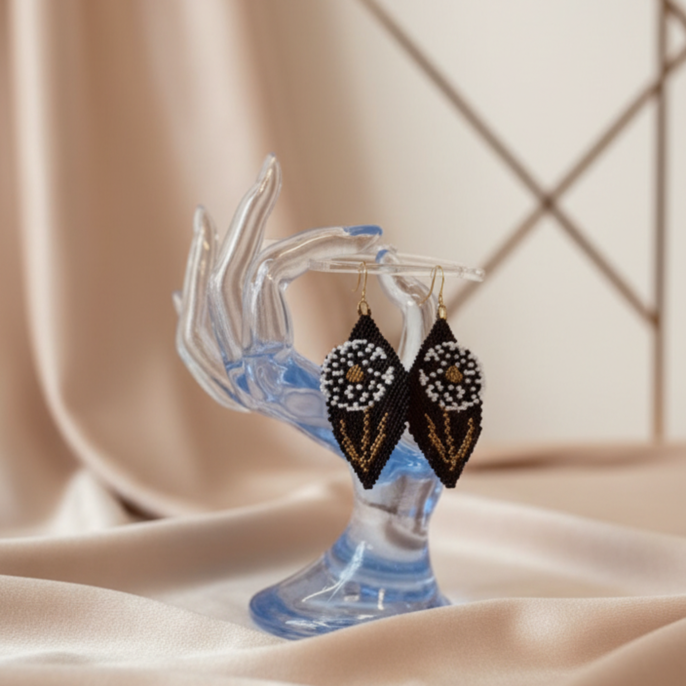 Boucles d'oreilles Souffle Léger ÔParis tissées en perles Miyuki ultra-fines, motif pissenlit noir blanc or, 7 cm
