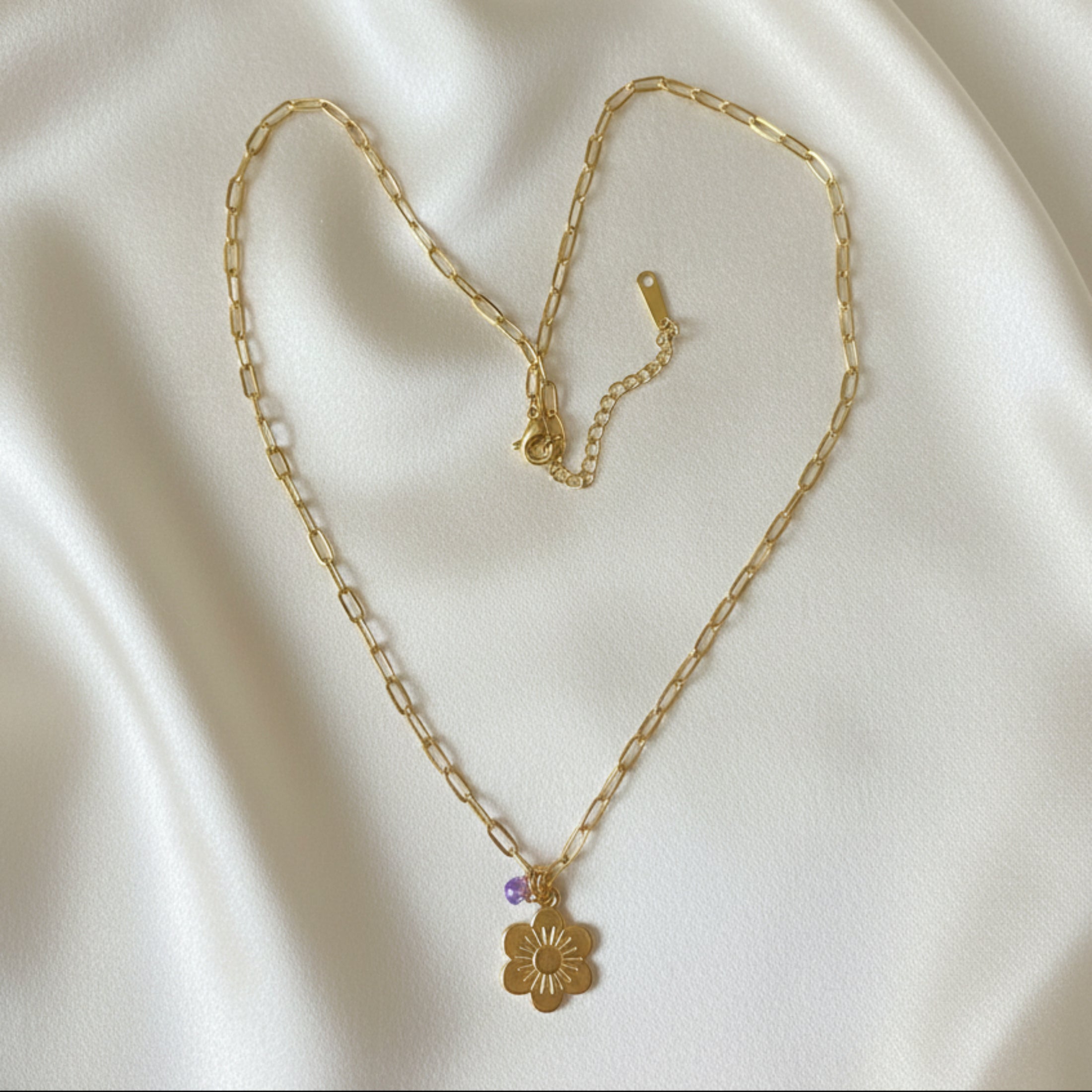 Femme portant le collier Petite Fleur doré ÔParis avec pendentif fleur et cristal ambré
