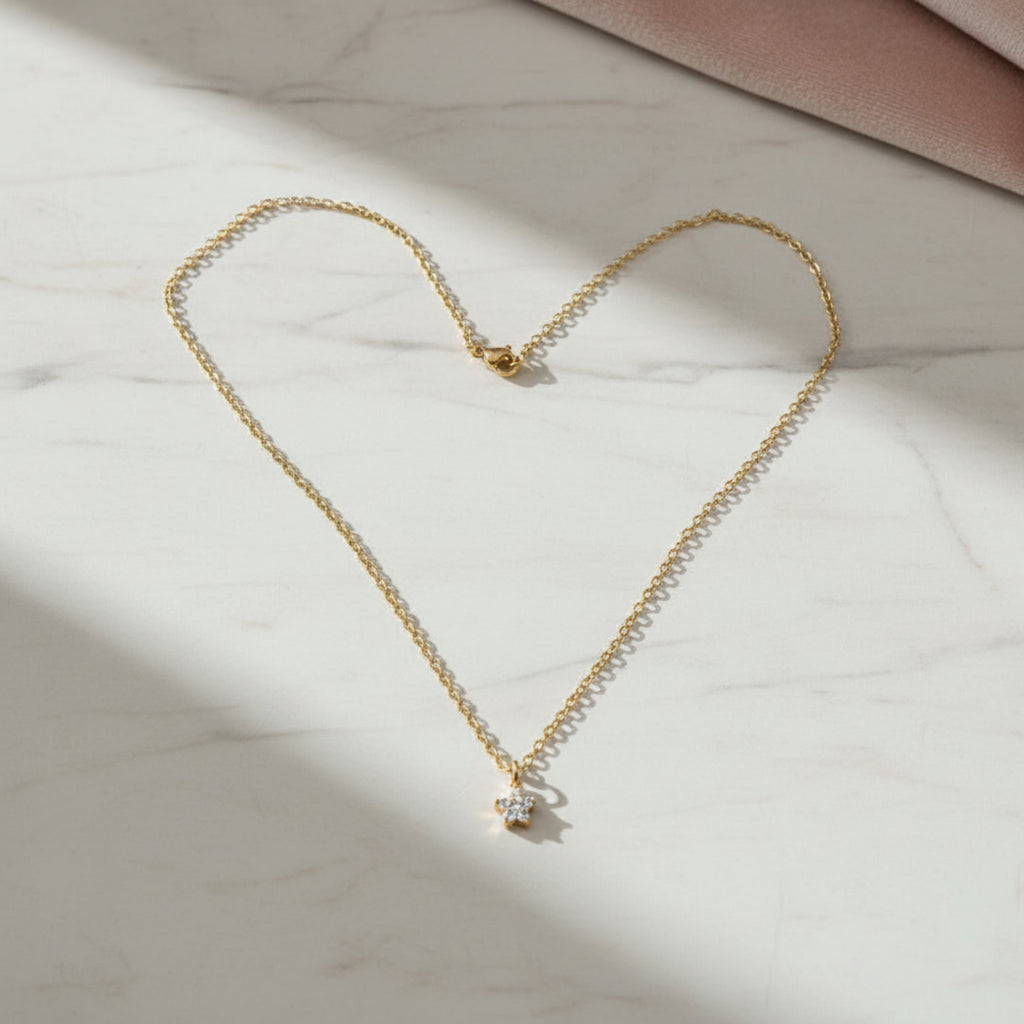 Femme portant le collier Discrétion ÔParis avec pendentif fleur et zirconium
