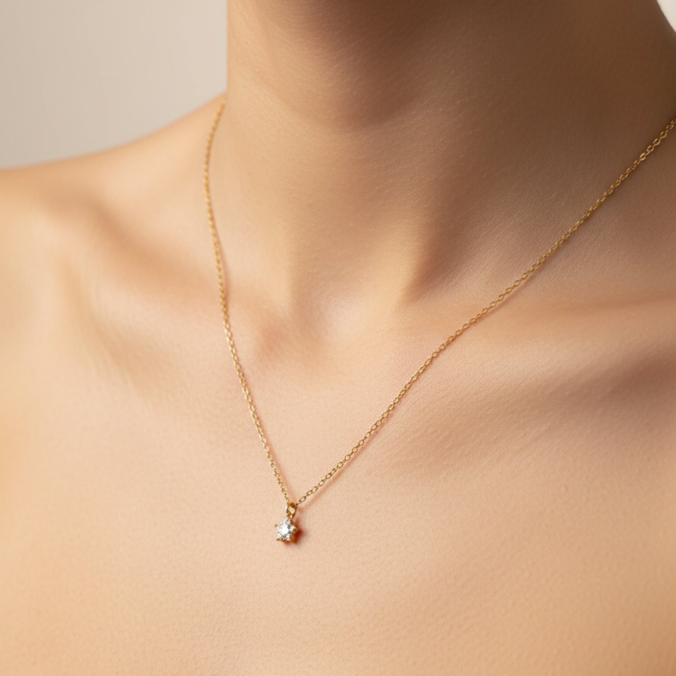 Collier Discrétion en acier inoxydable avec pendentif fleur et zirconium minimaliste
