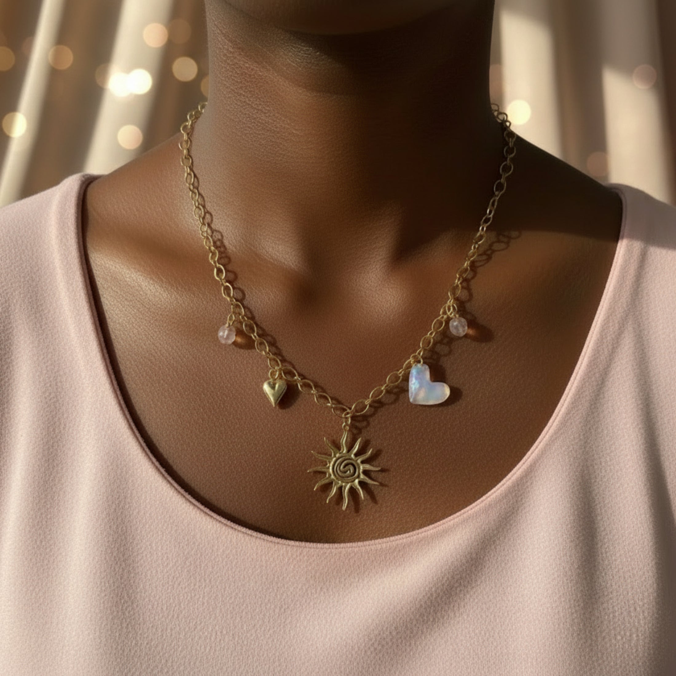 Femme portant le collier Soleil ÔParis avec breloques roses et dorées
