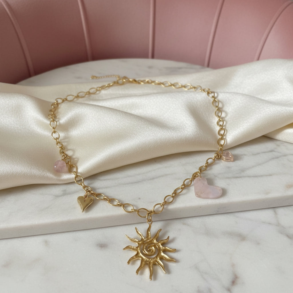 Collier Soleil ÔParis porté avec chaîne maille fantaisie dorée et breloques soleil
