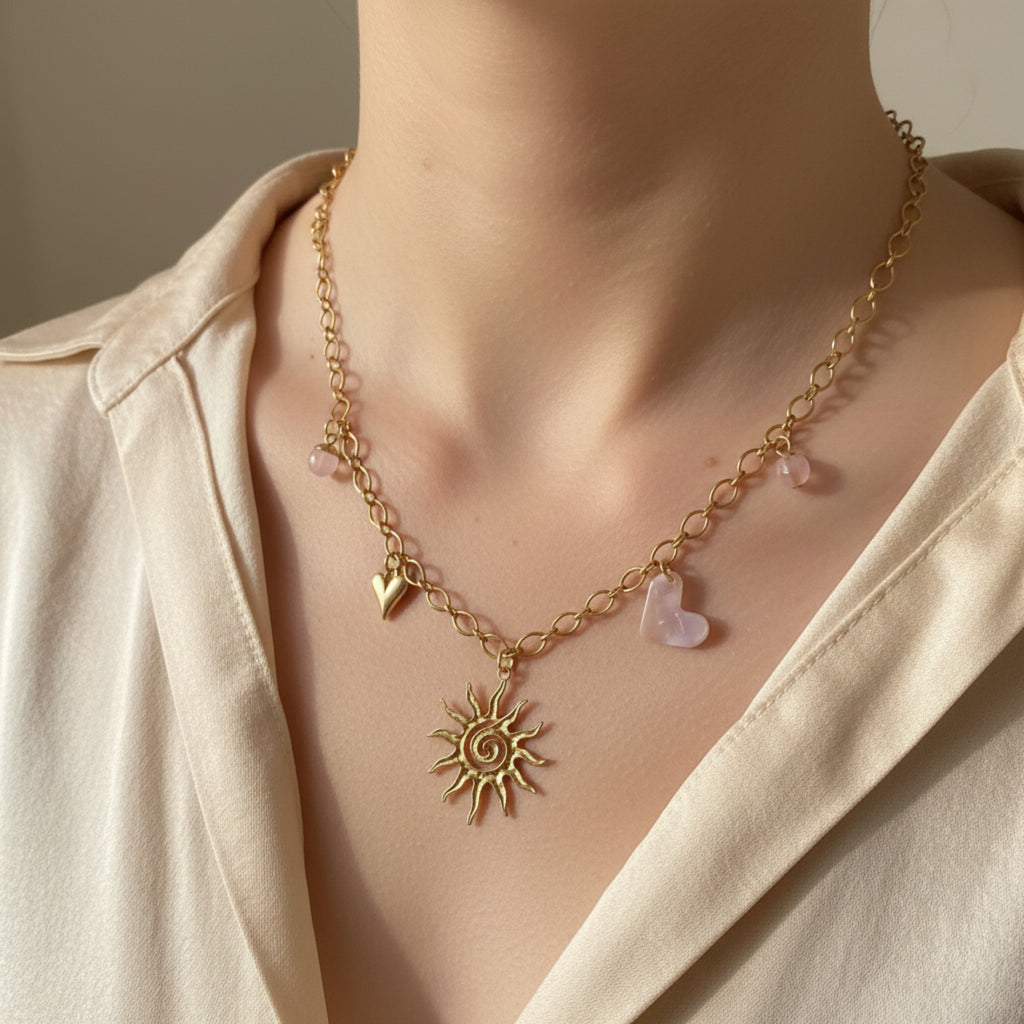 Collier Soleil ÔParis en acier inoxydable doré avec 5 breloques roses et dorées
