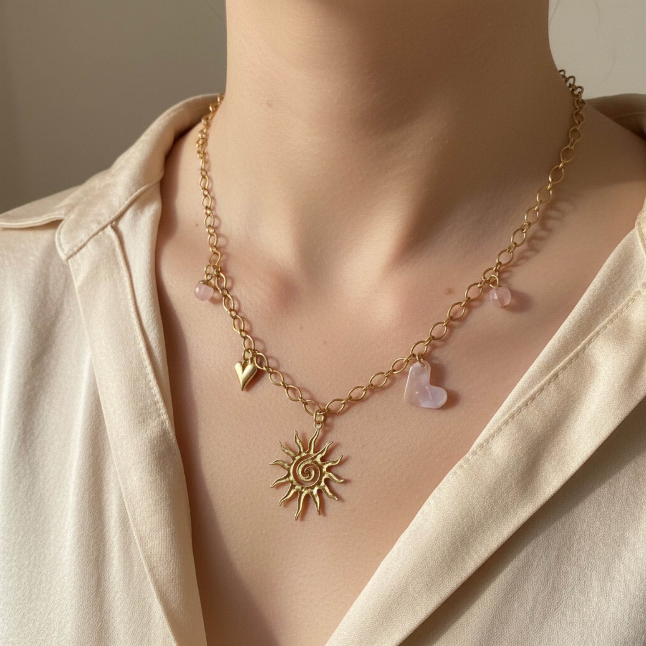 Collier Soleil ÔParis en acier inoxydable doré avec 5 breloques roses et dorées
