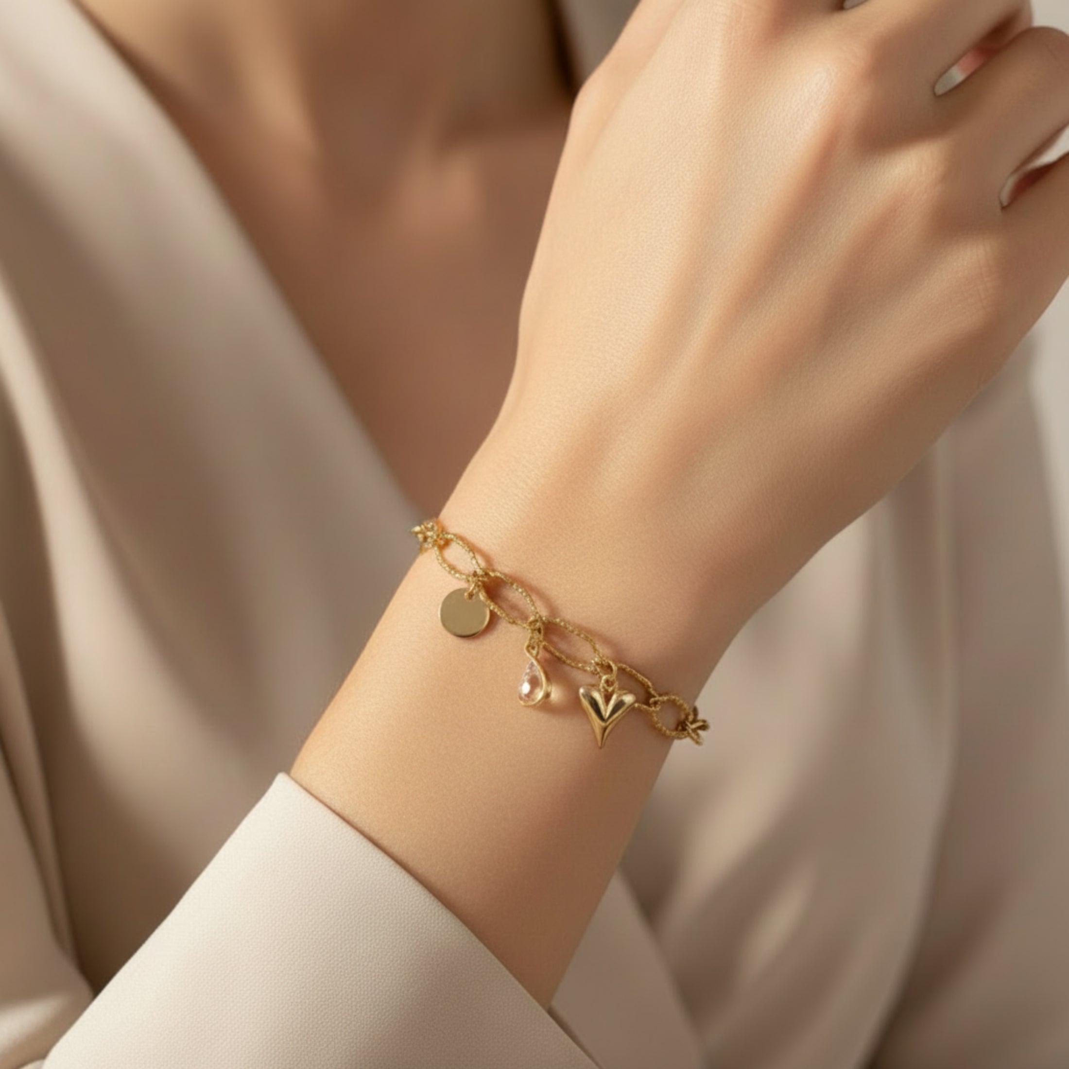 Bracelet Aimée ÔParis en acier inoxydable avec maille martelée et médaille plaqué or personnalisable
